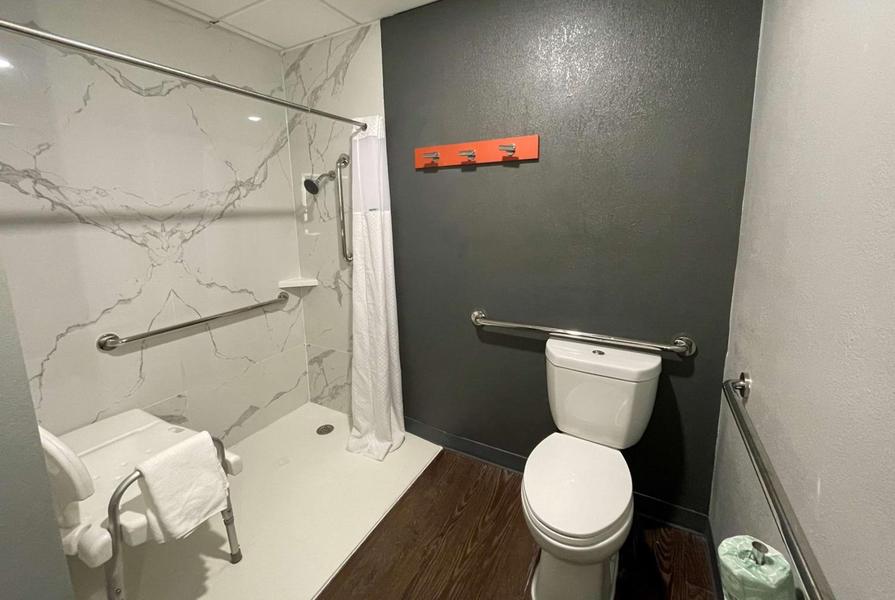 Queen Room with Two Queen Beds and Roll-in Shower - Mobility Accessible/Non-Smoking - Photo 4