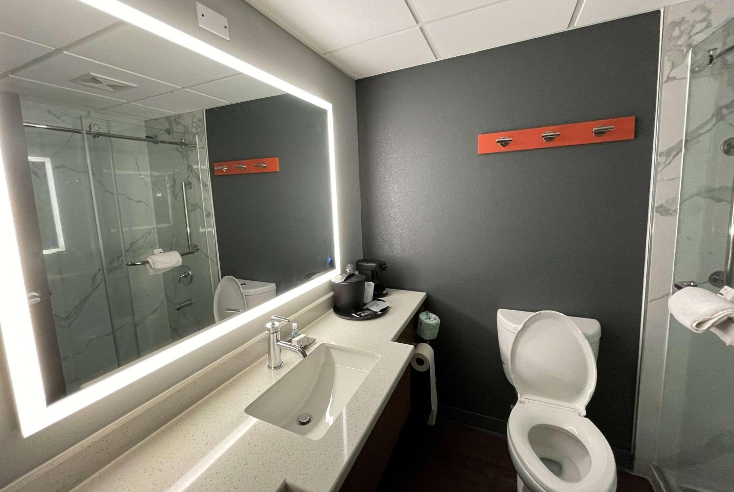 King Room - Non-Smoking - Photo 3