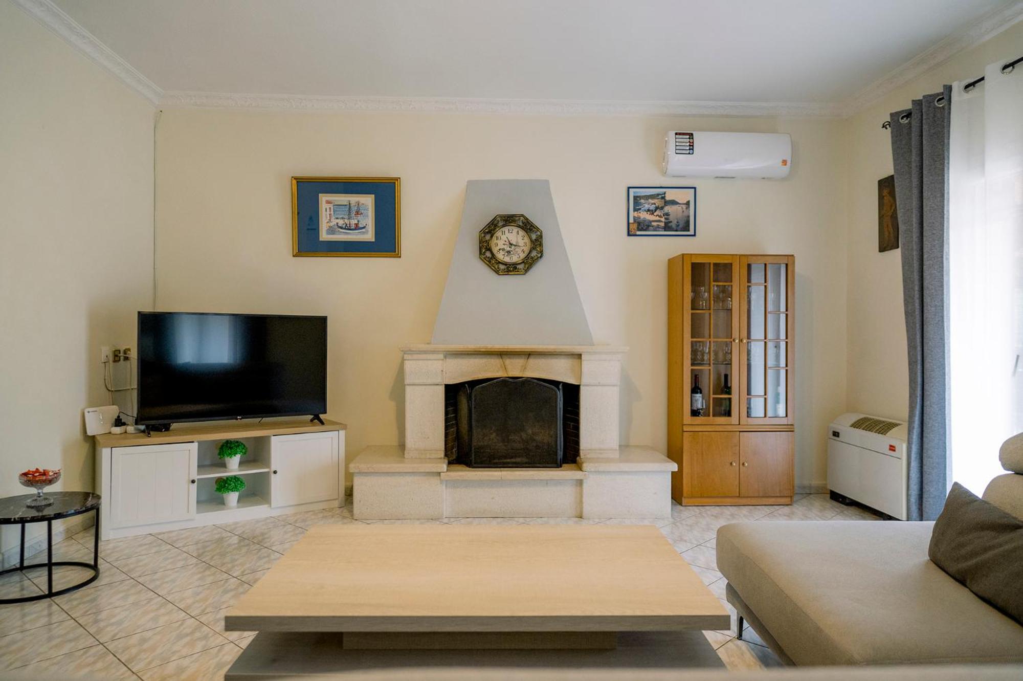 Three-Bedroom Apartment photo 2