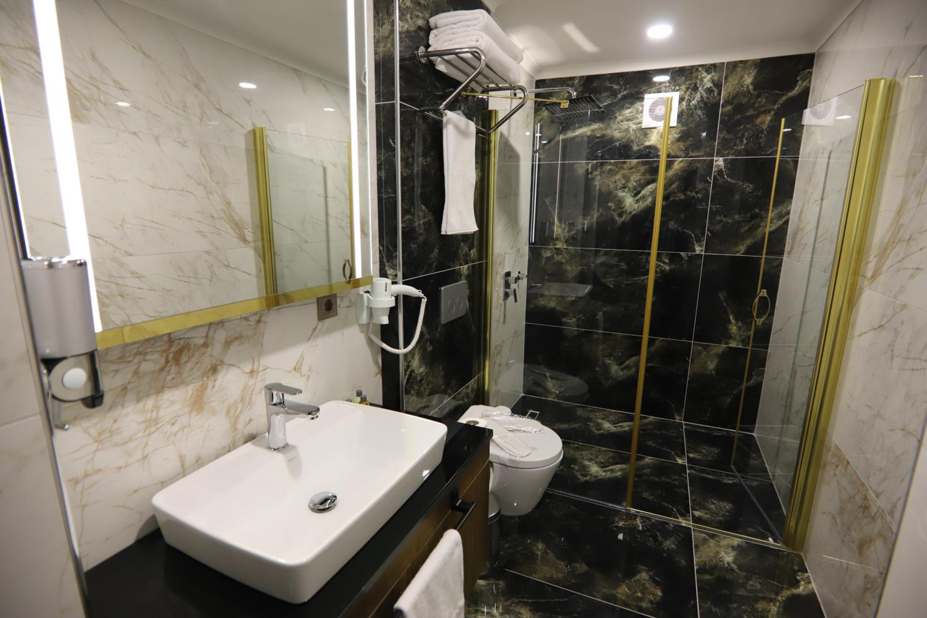 Queen Room with Jacuzzi - Photo 6