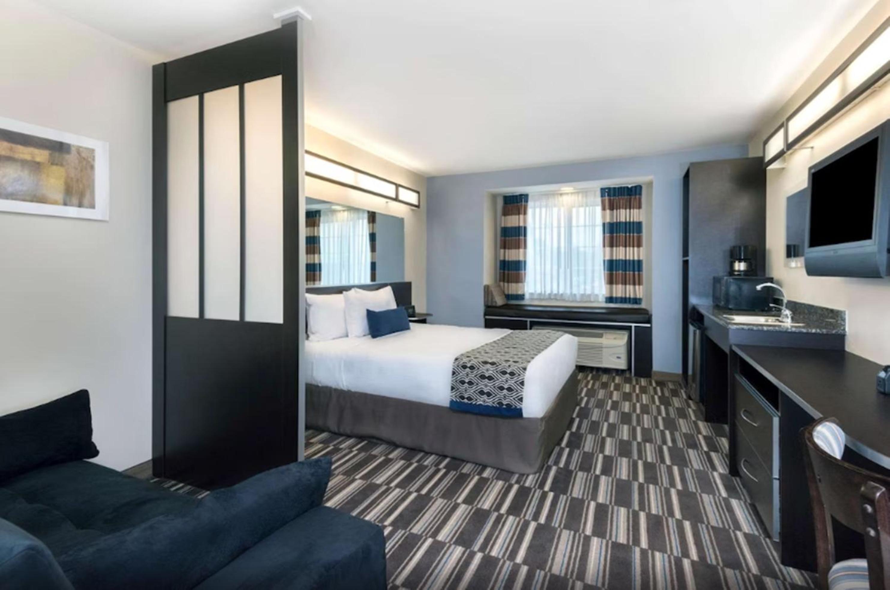 Queen Suite - Disability Access/Non-Smoking - Photo 1