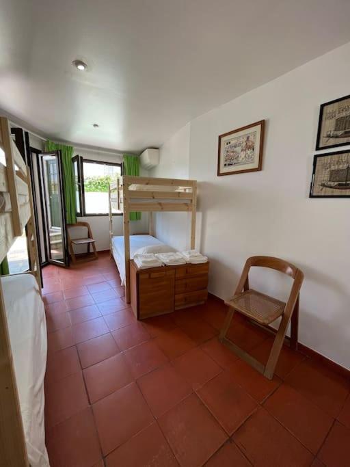 Five-Bedroom House photo 1