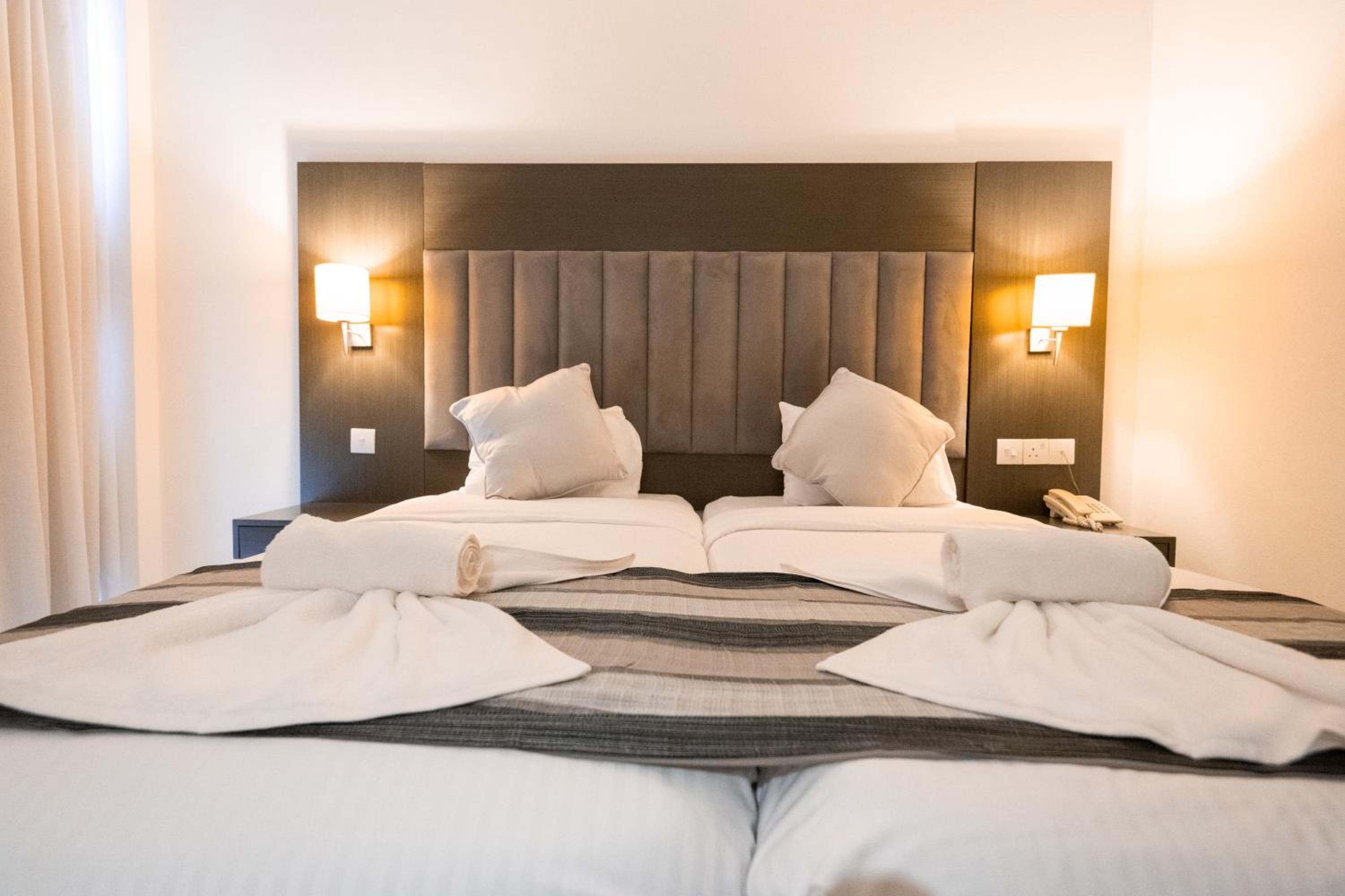 Doppel- oder Zweibettzimmer mit Poolblick
