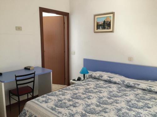 Double Room with Sea View - Photo 11
