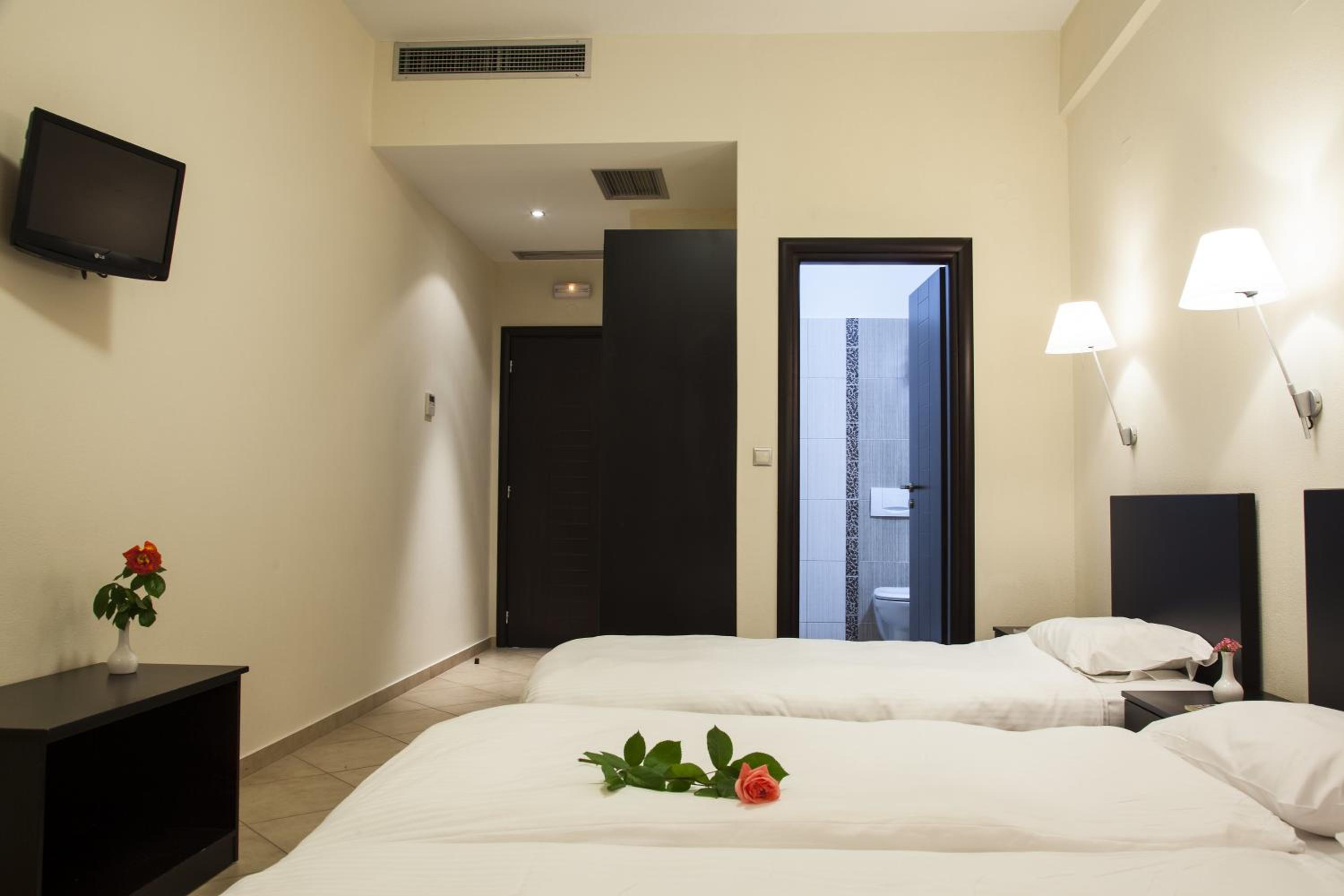 Deluxe Triple Room with Balcony and Meteora View photo 1