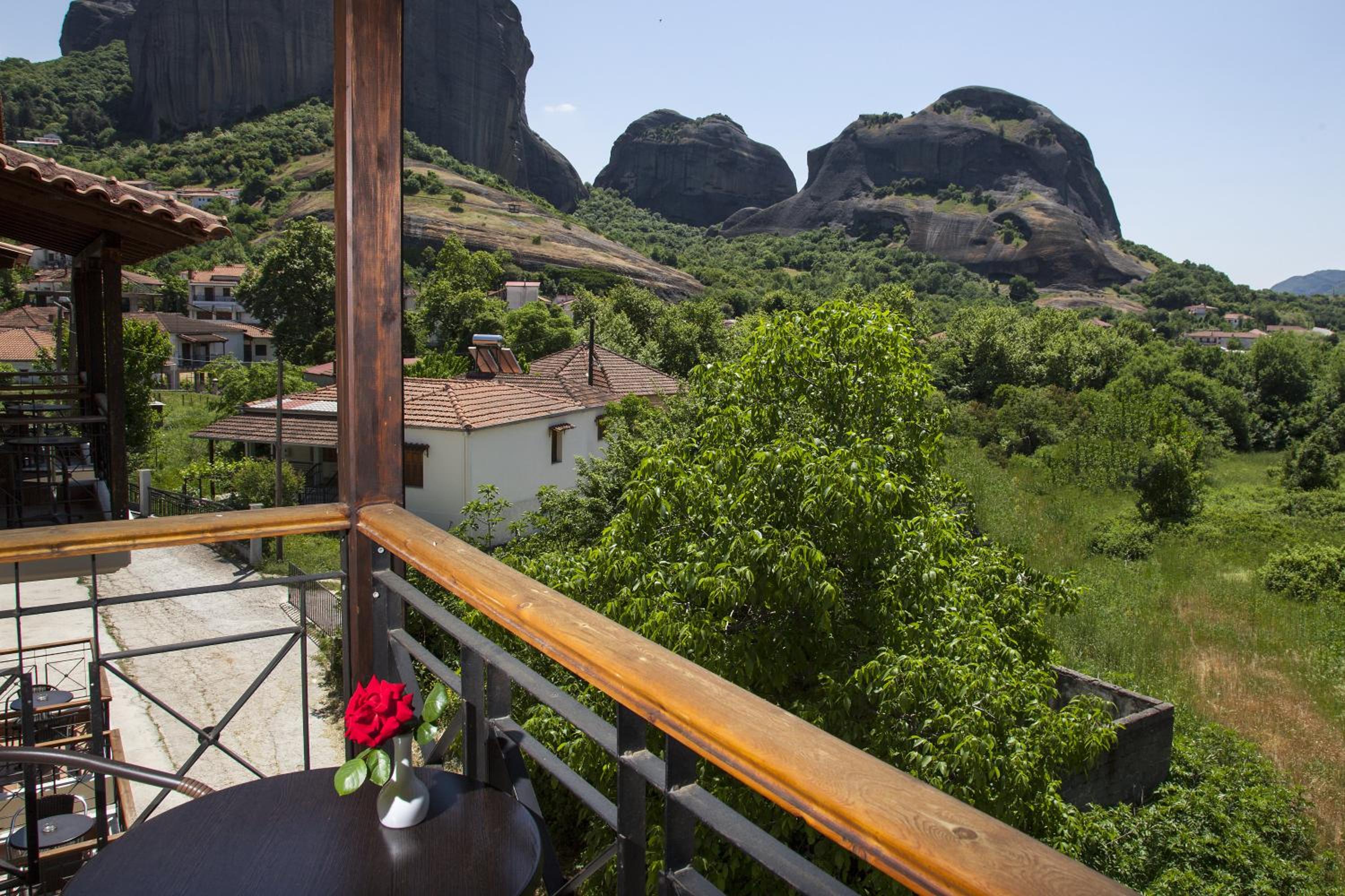 Deluxe Triple Room with Balcony and Meteora View photo 3