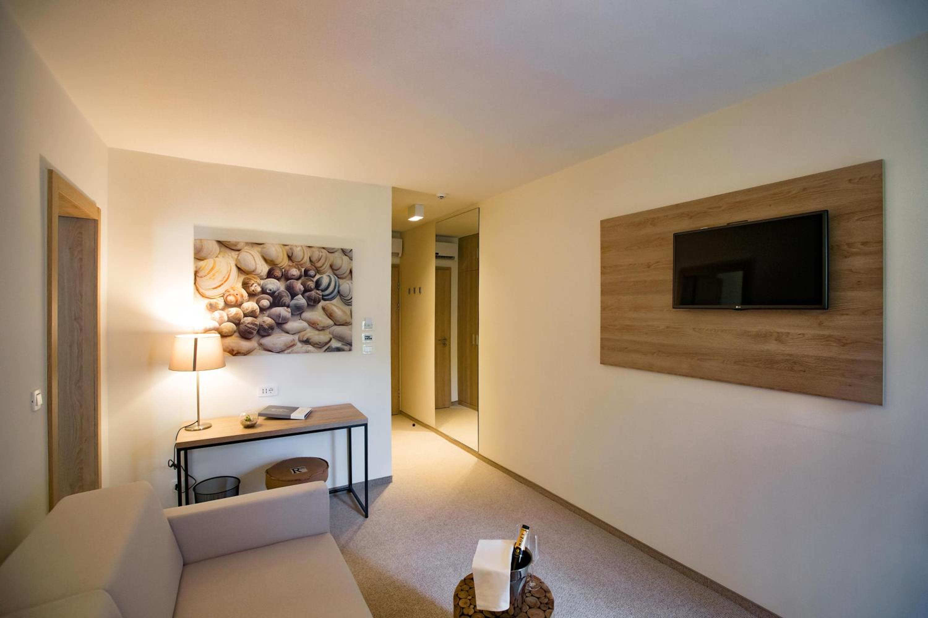 Studio Suite Partial Sea View