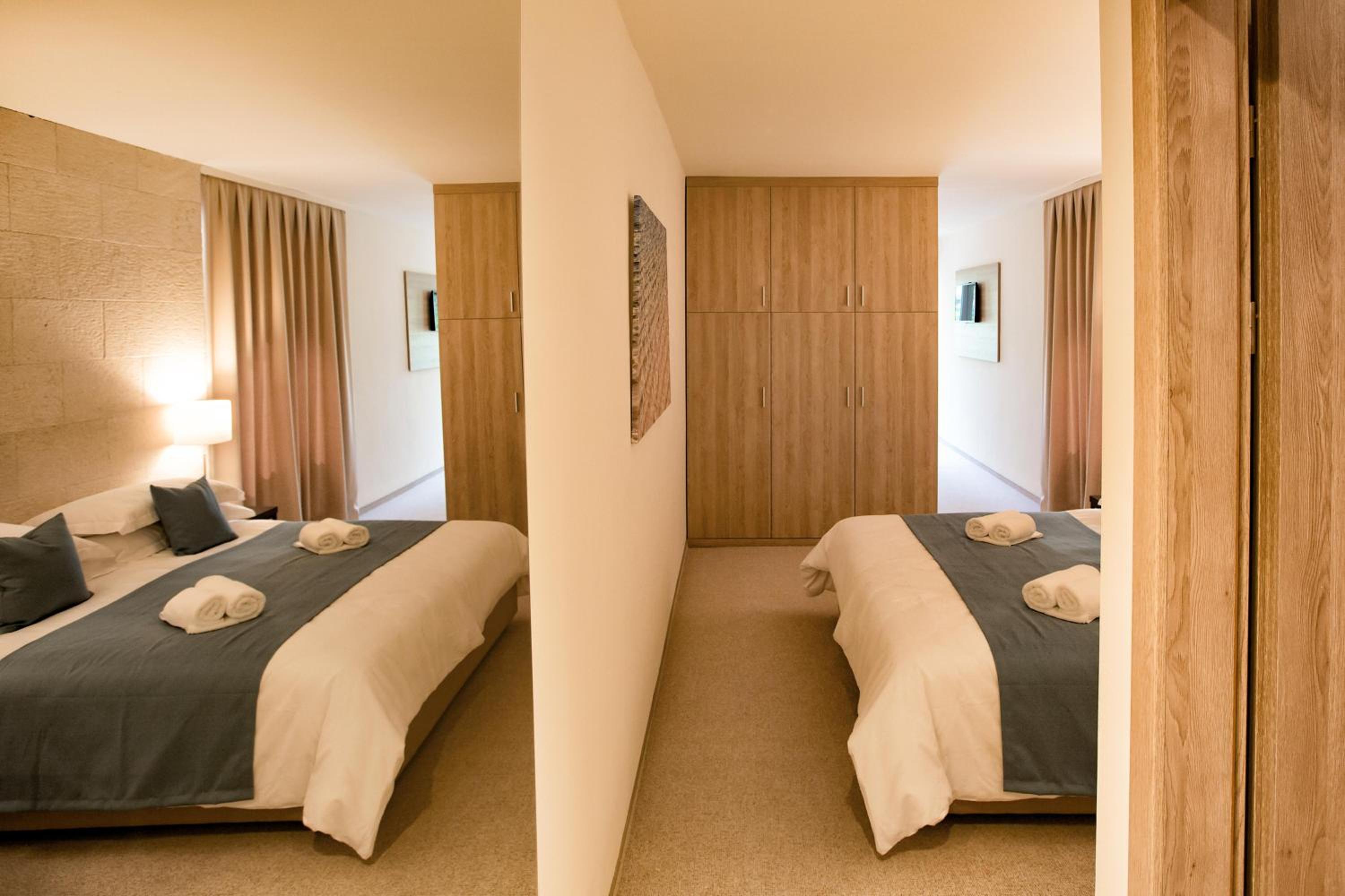 Deluxe Suite with Sea View and Balcony