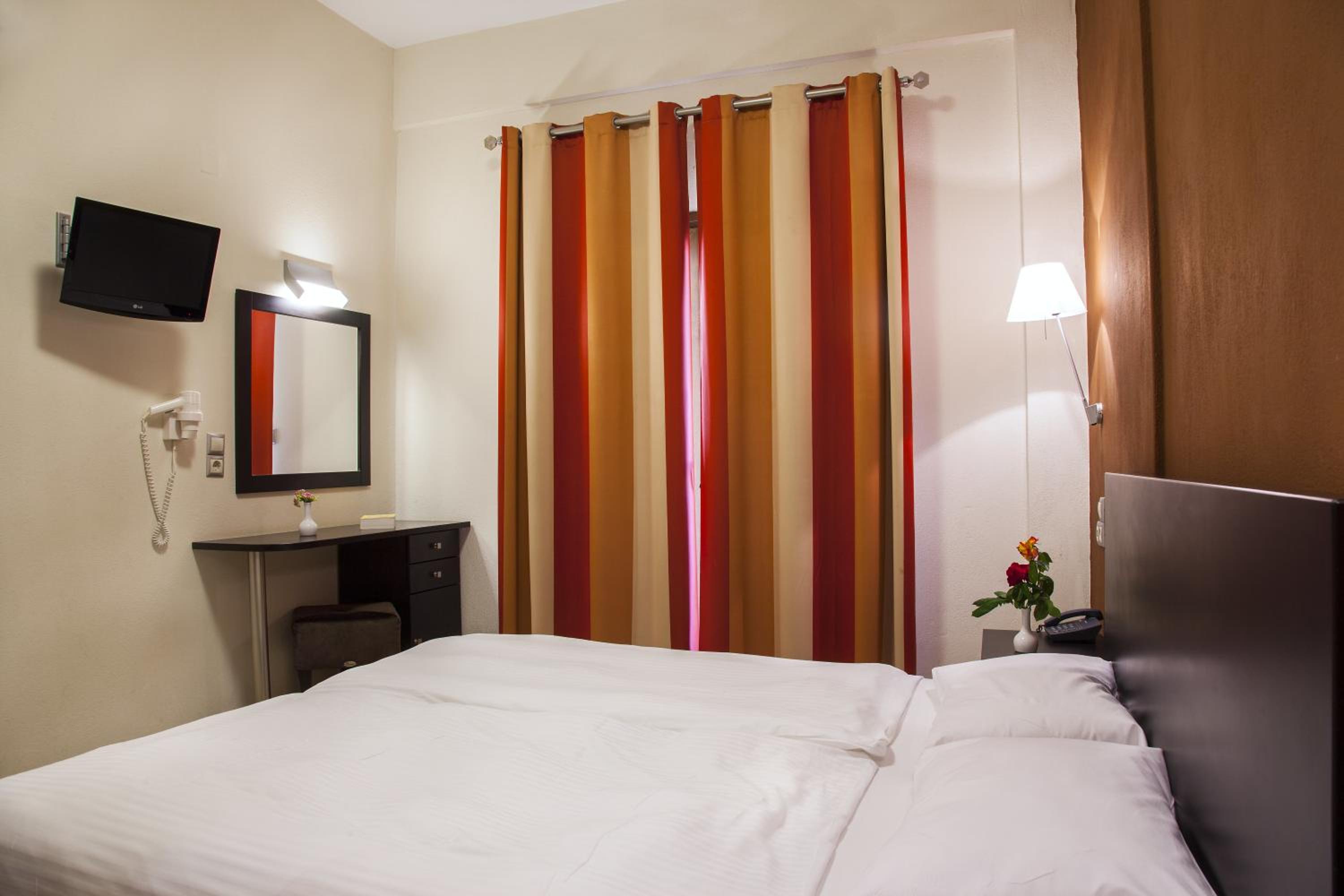Deluxe Double Room with Side Meteora View photo 2