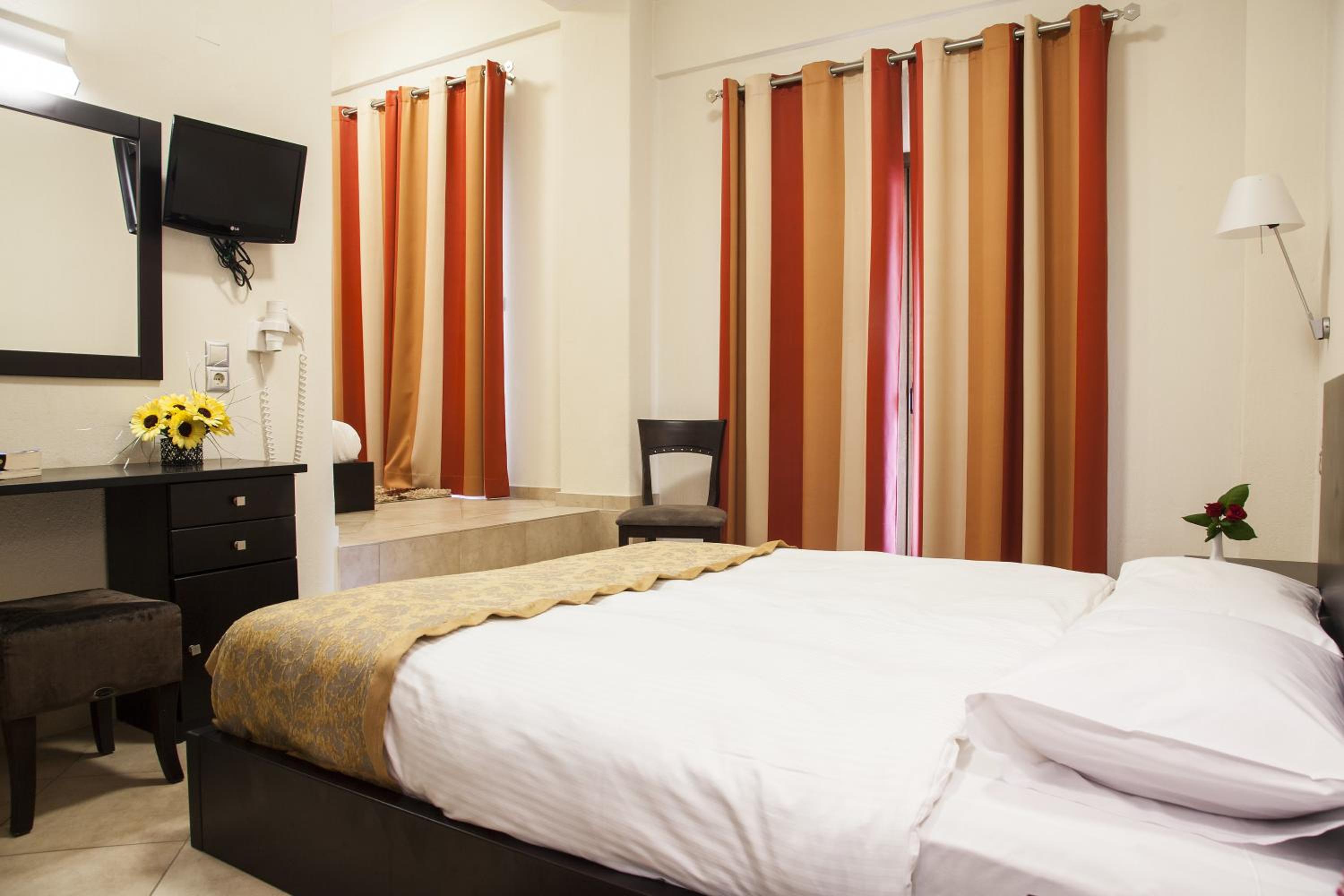 Superior Triple Room with Balcony and Meteora View photo 1