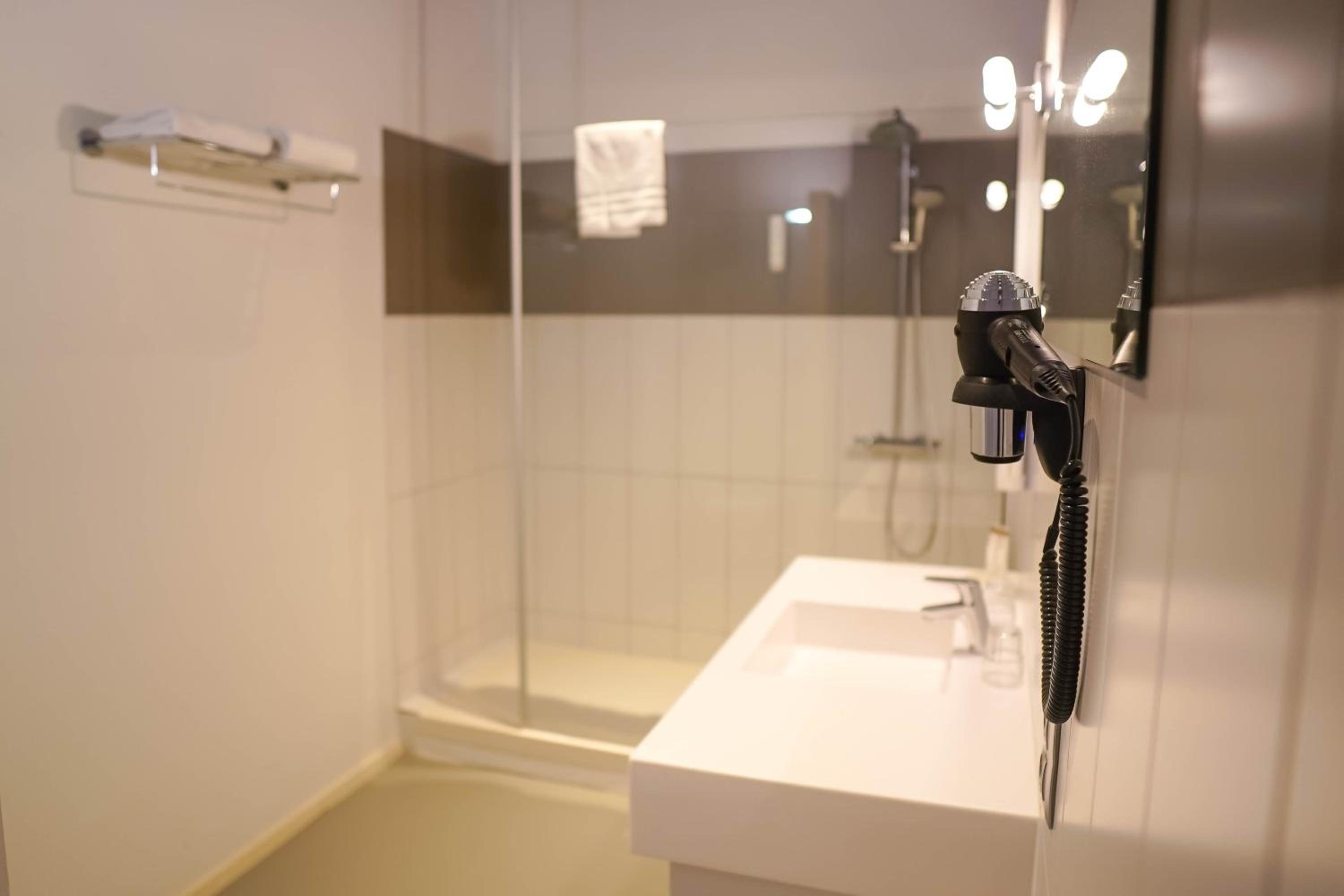 Standard Double or Twin Room - Photo 5