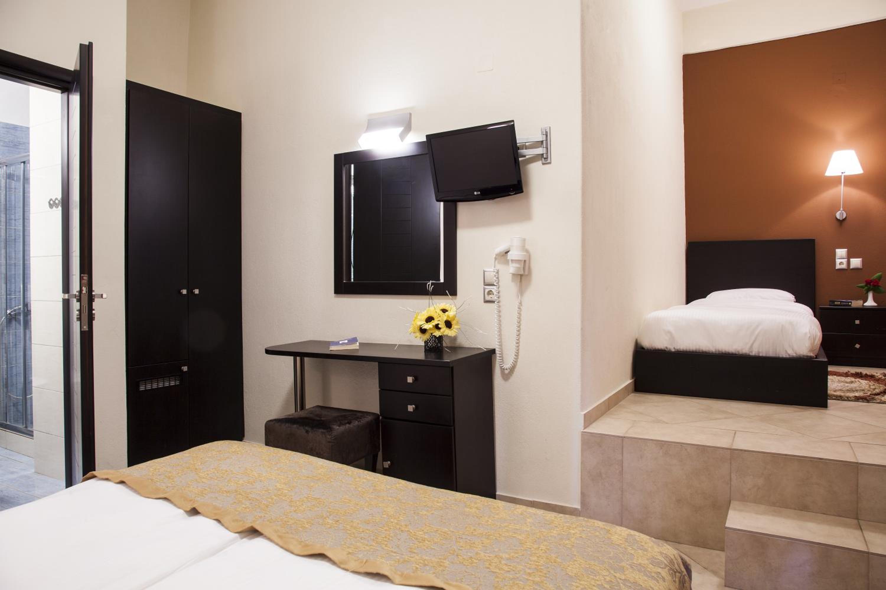 Superior Triple Room with Balcony and Meteora View photo 3