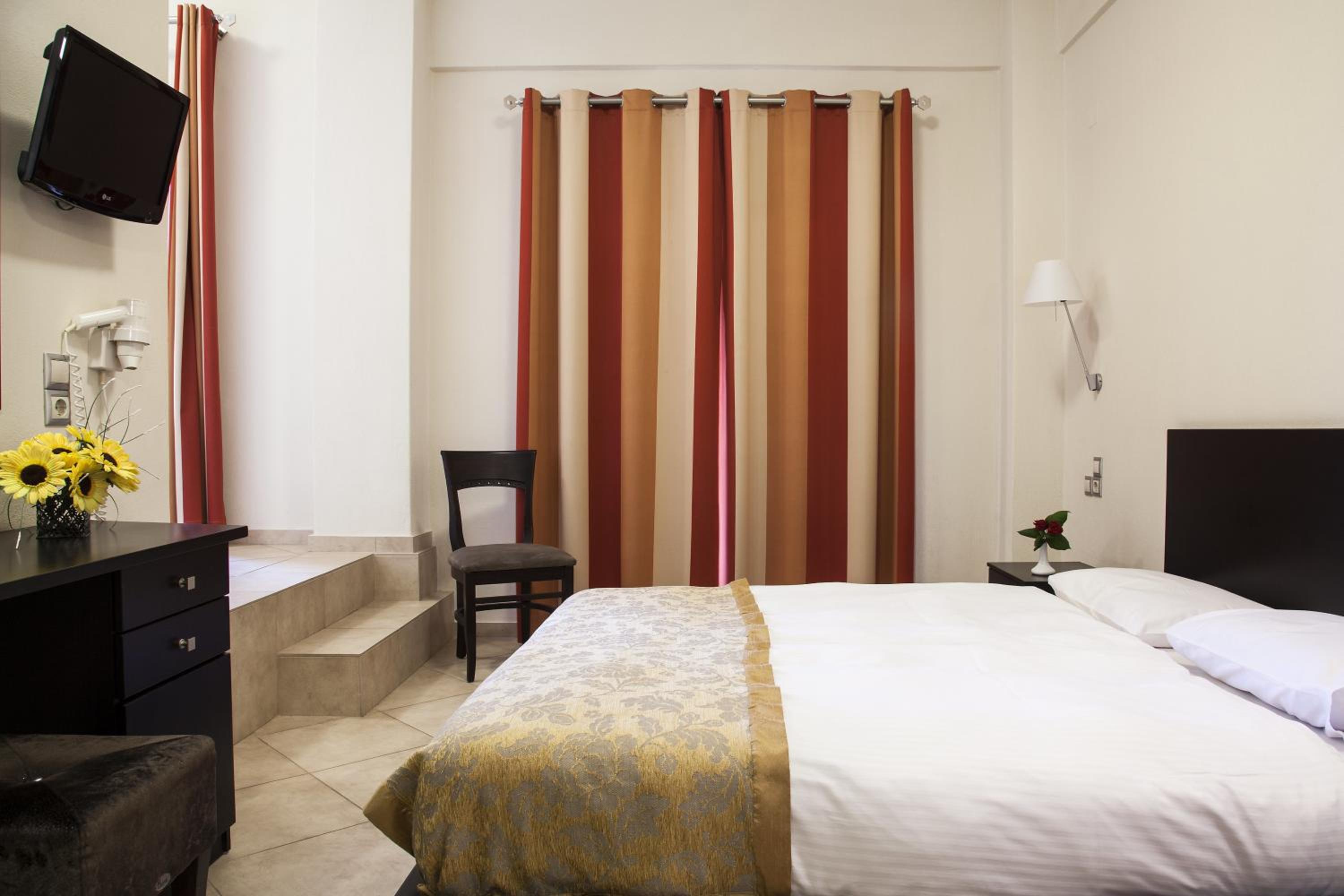 Superior Triple Room with Balcony and Meteora View photo 2