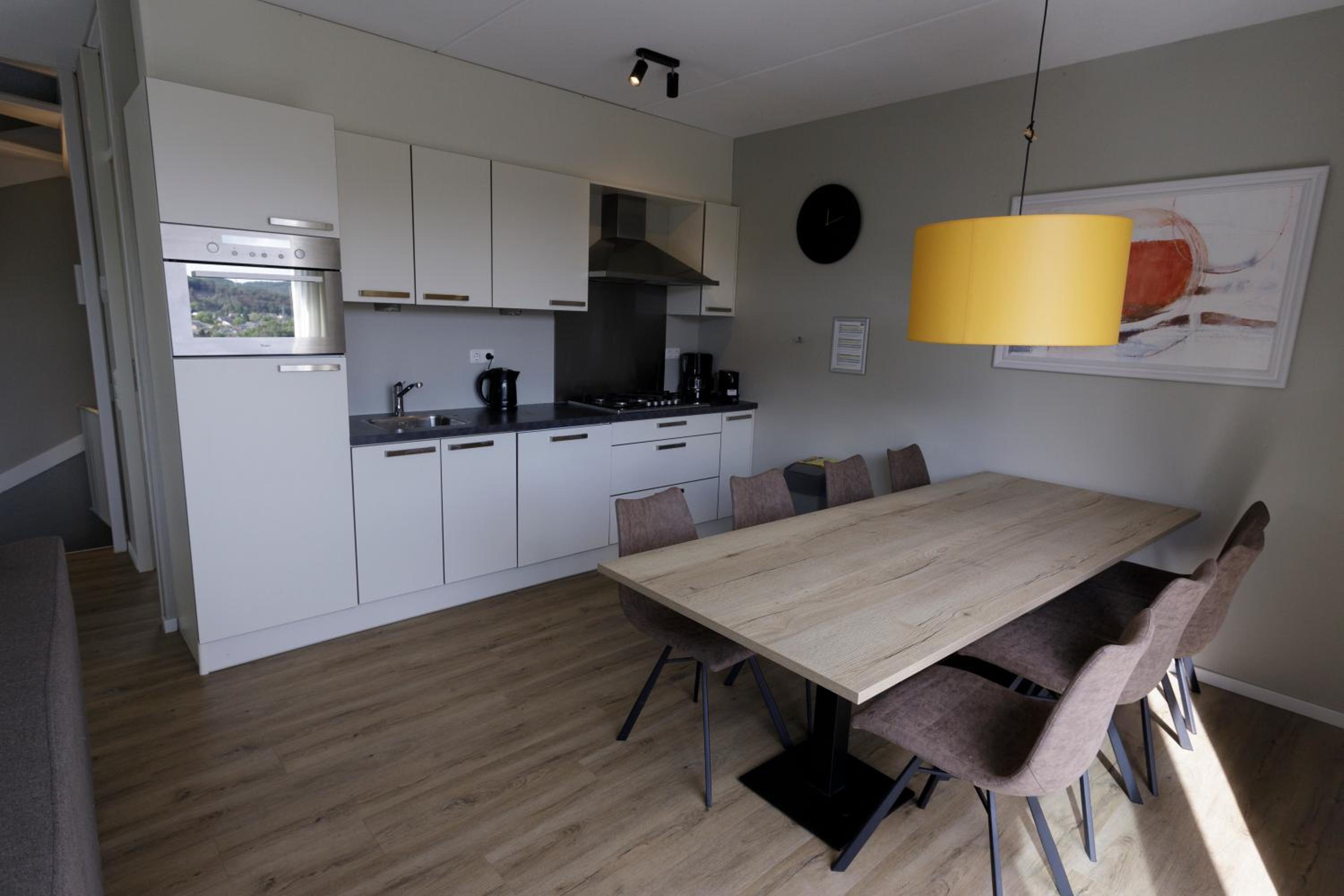 Four-Bedroom Bungalow - Photo 5
