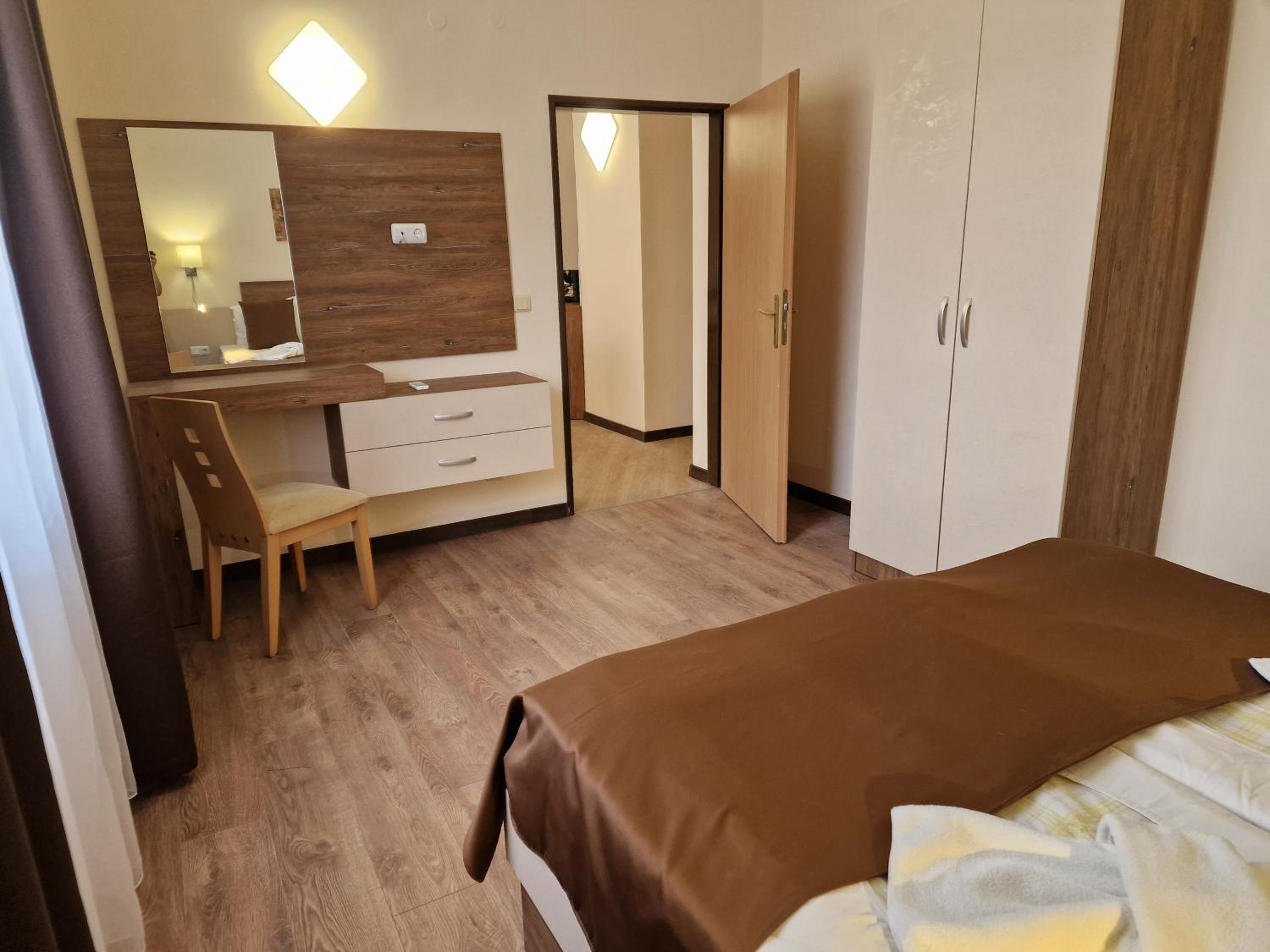 One-Bedroom Apartment - Photo 2