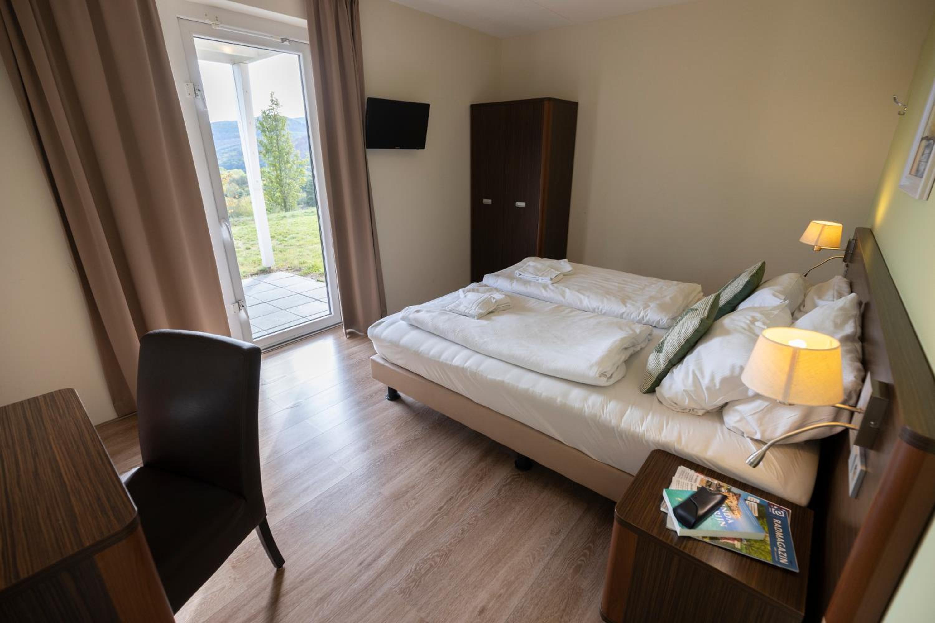 Four-Bedroom Bungalow - Photo 7