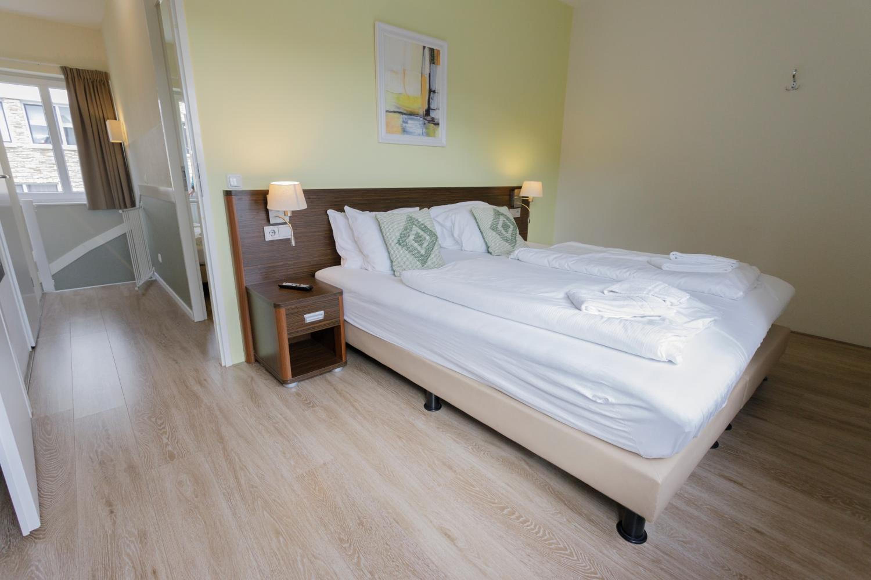 Four-Bedroom Bungalow - Photo 4