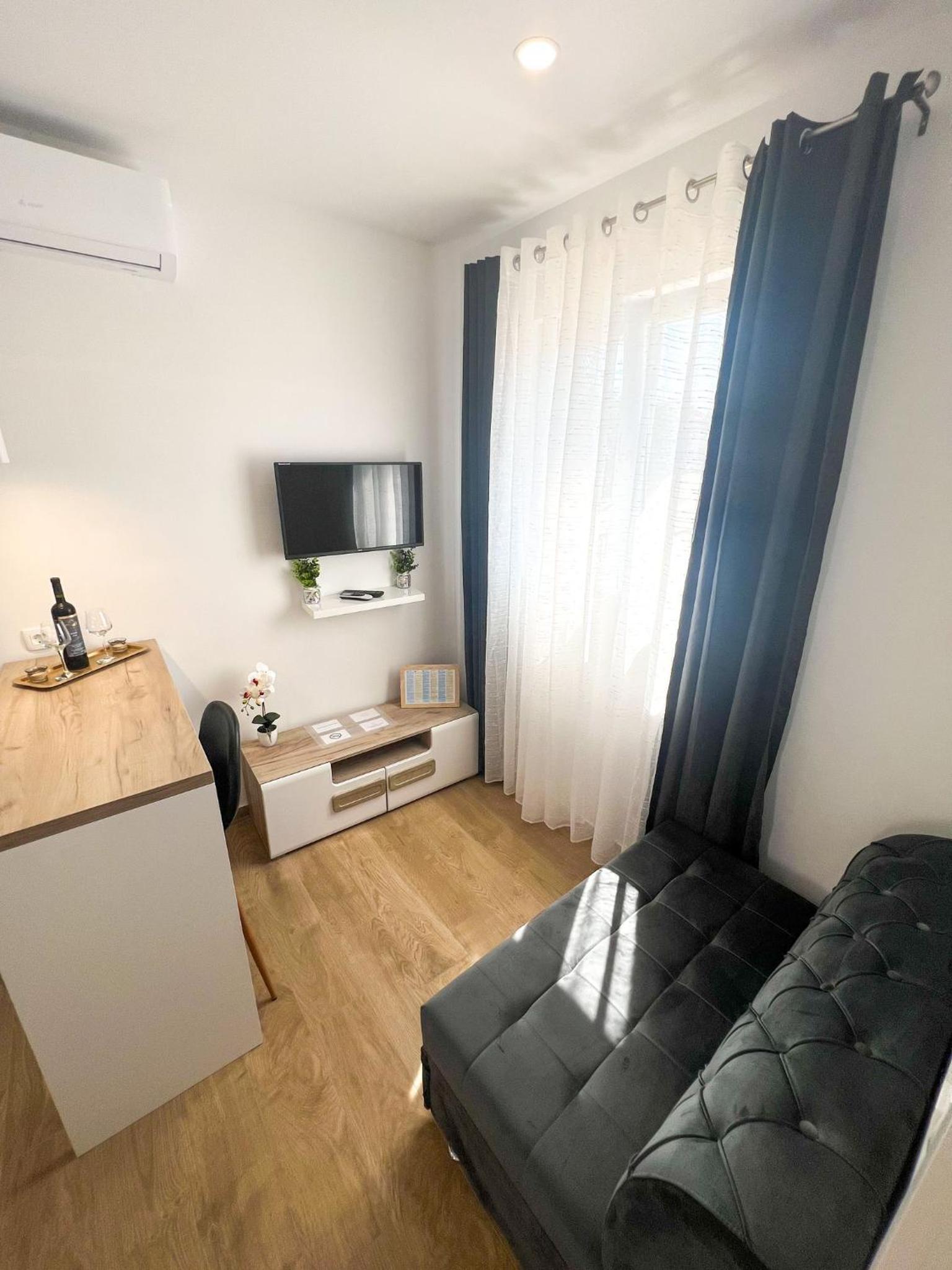 One-Bedroom Apartment photo 1