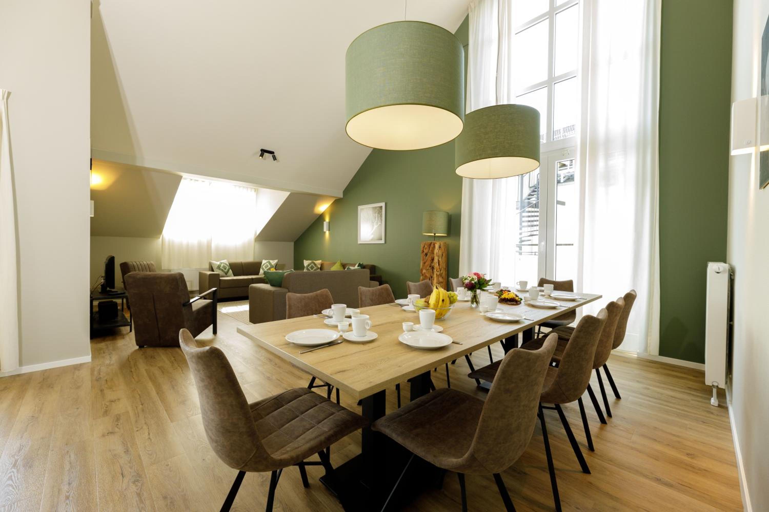 Five-Bedroom Apartment - Photo 3