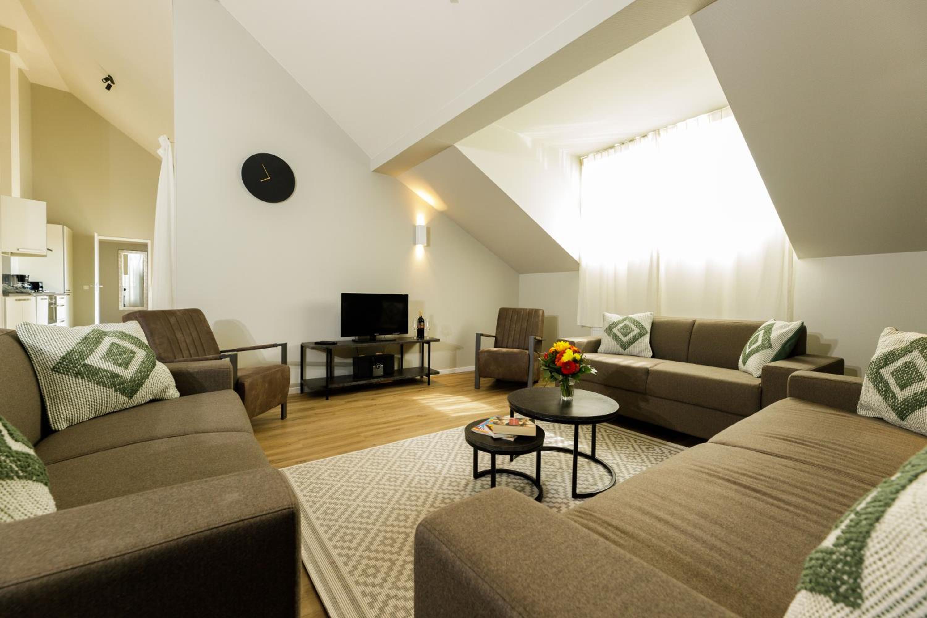 Five-Bedroom Apartment - Photo 1