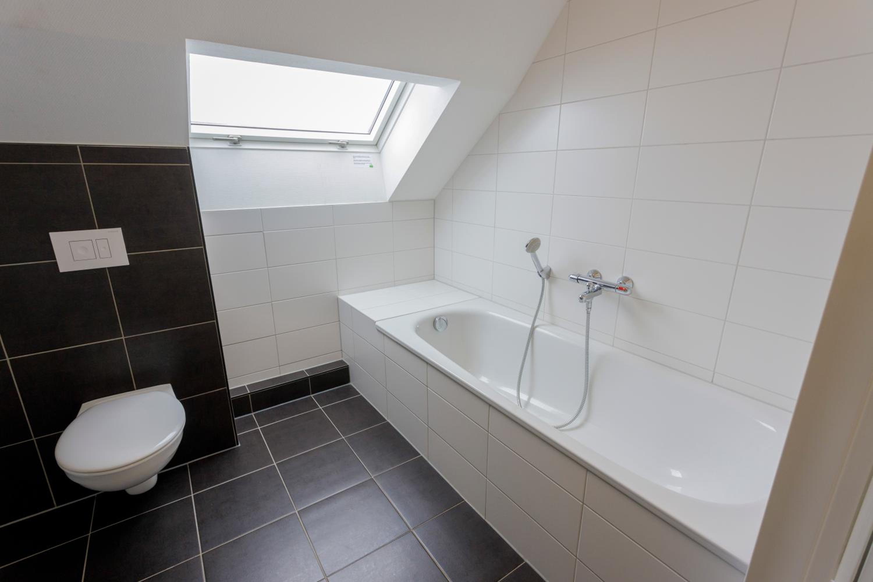 Six-Bedroom Bungalow - Photo 8