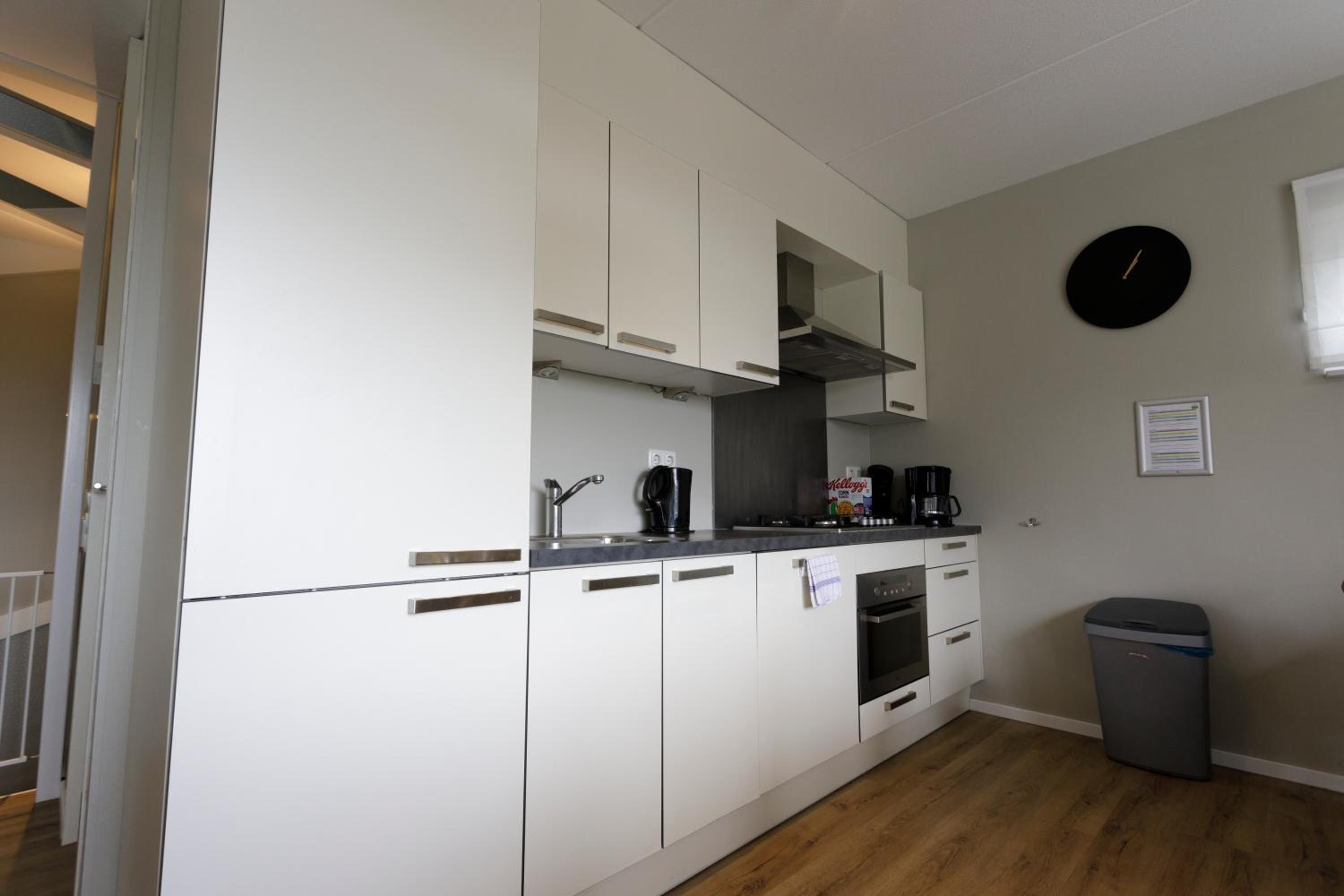 Six-Bedroom Bungalow - Photo 9