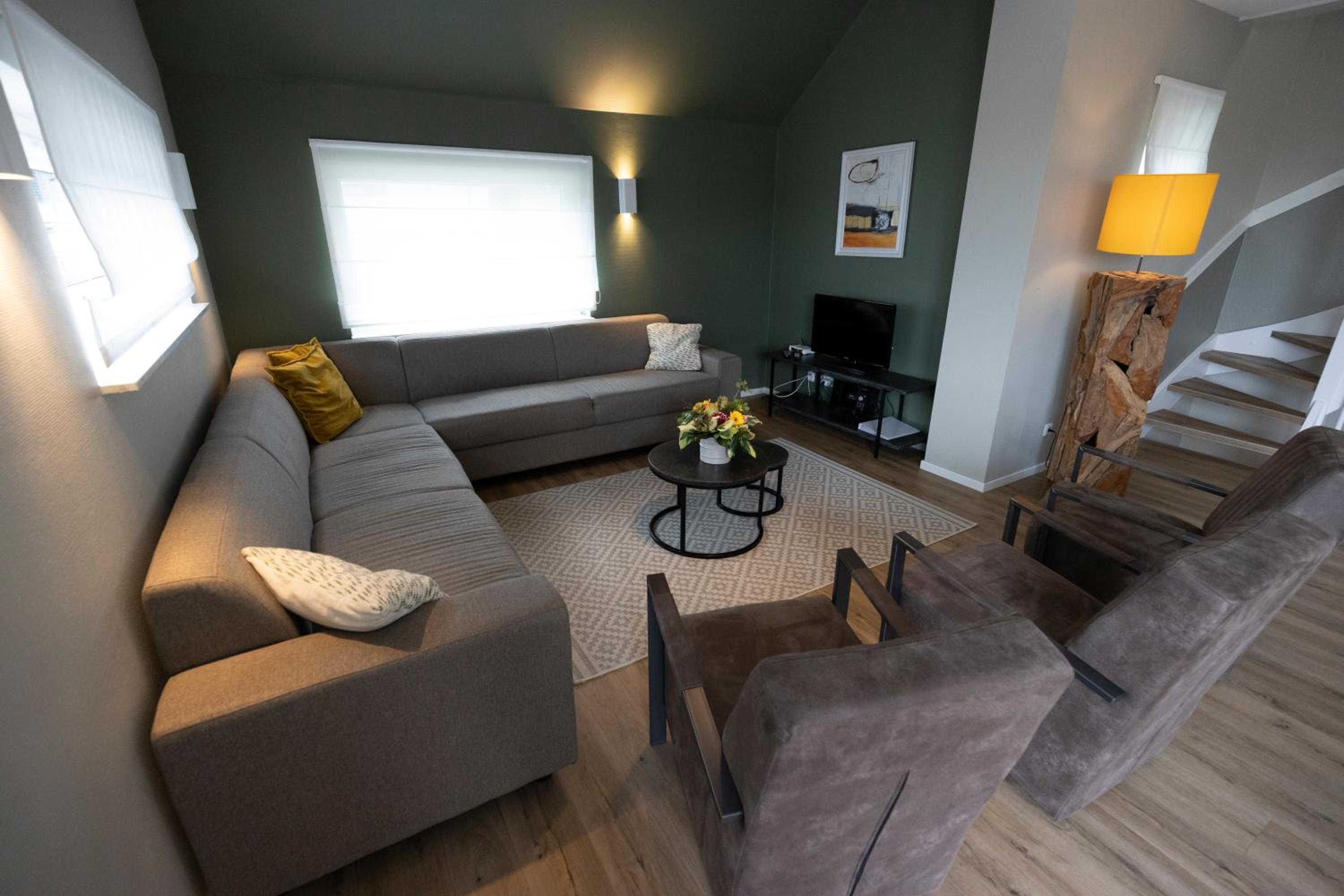 Six-Bedroom Bungalow - Photo 1