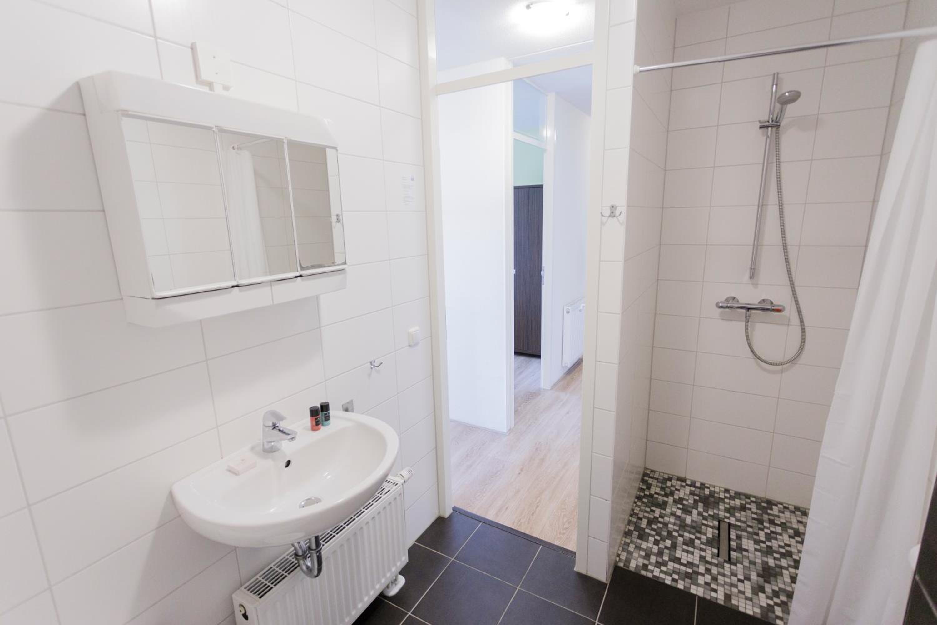 Six-Bedroom Bungalow - Photo 6