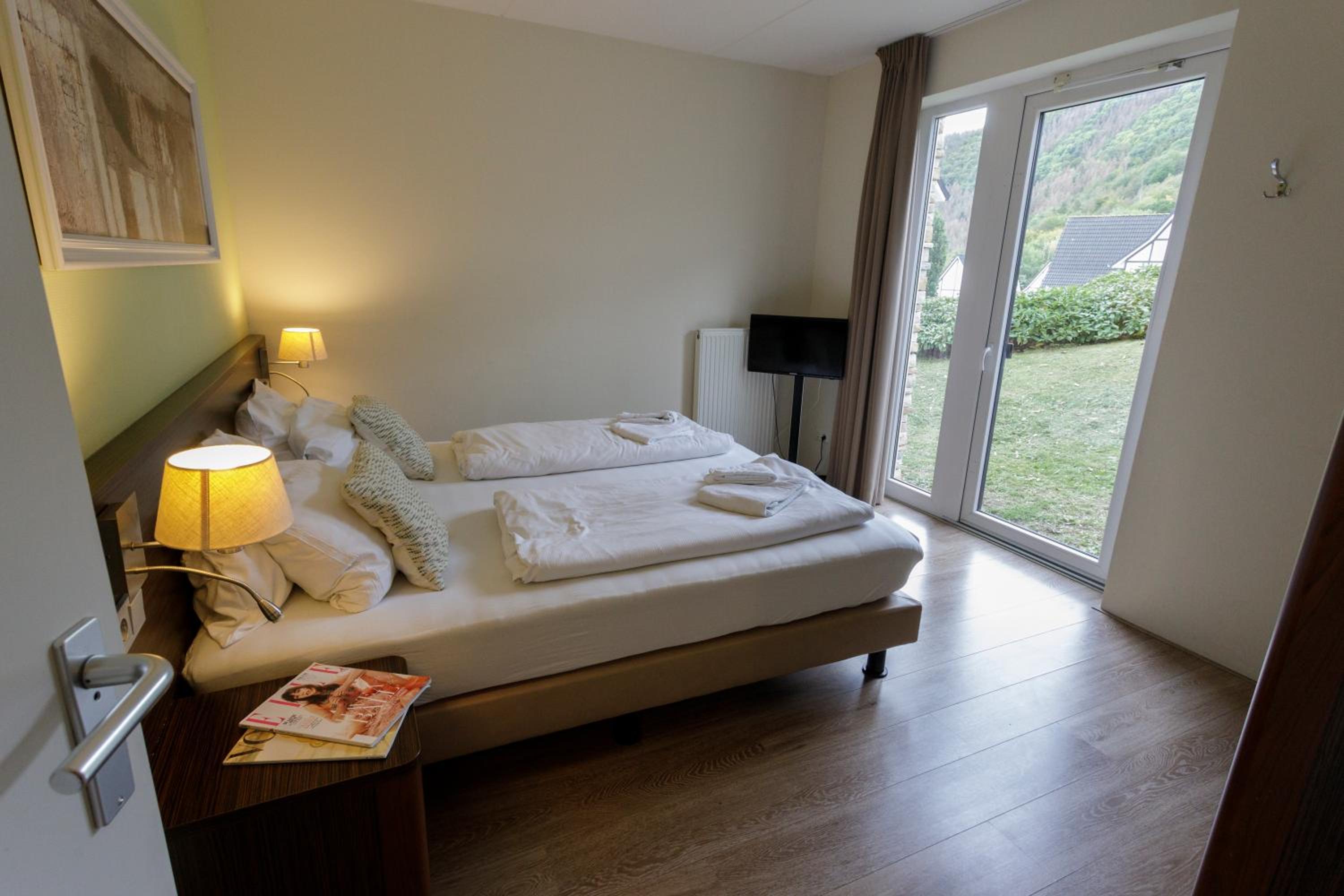 Six-Bedroom Bungalow - Photo 3