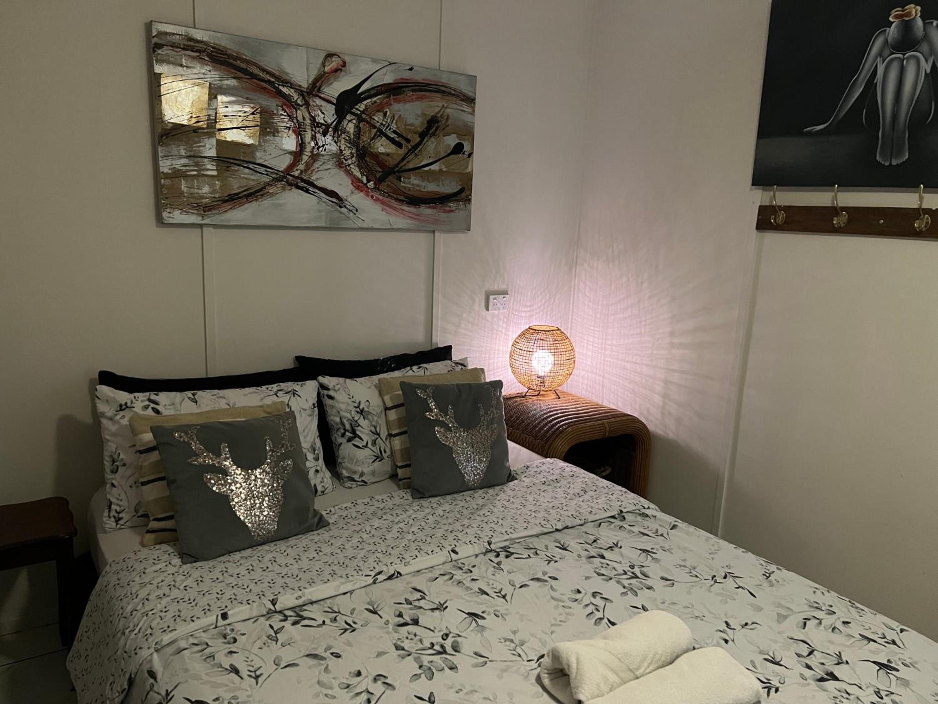 Deluxe Art Queen Room