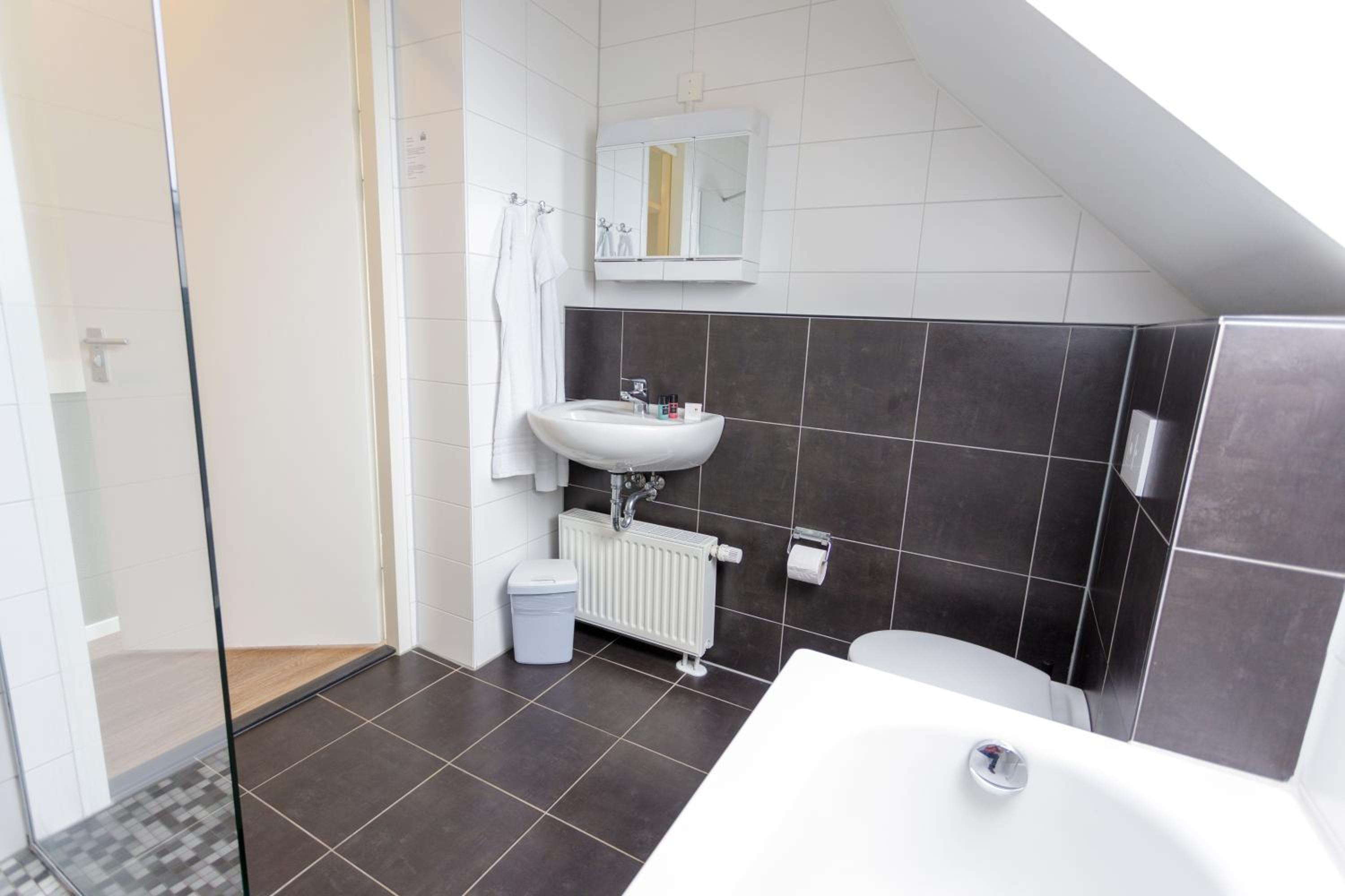 Three-Bedroom Bungalow - Photo 4