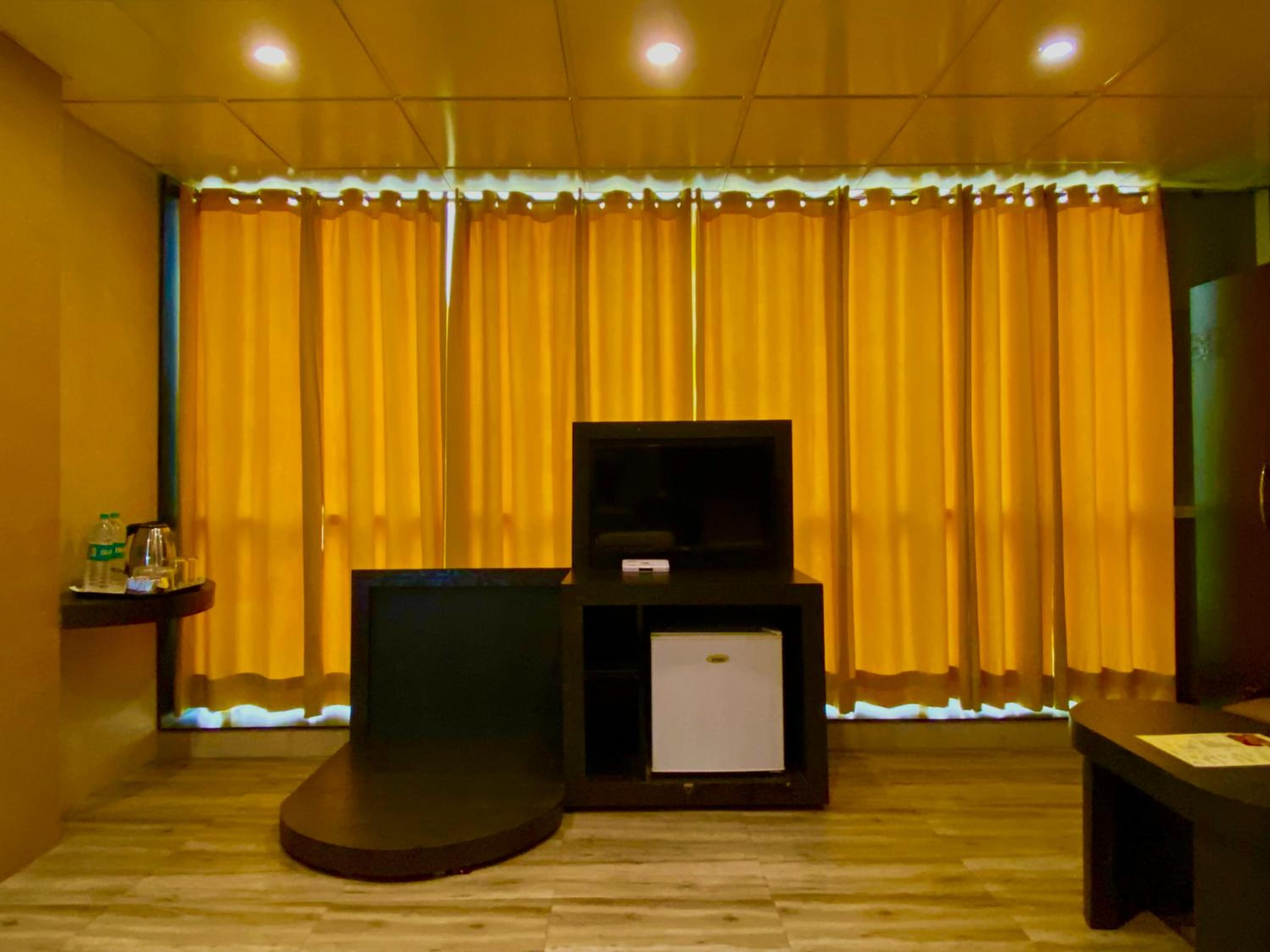 Deluxe Double or Twin Room with City View - Photo 10