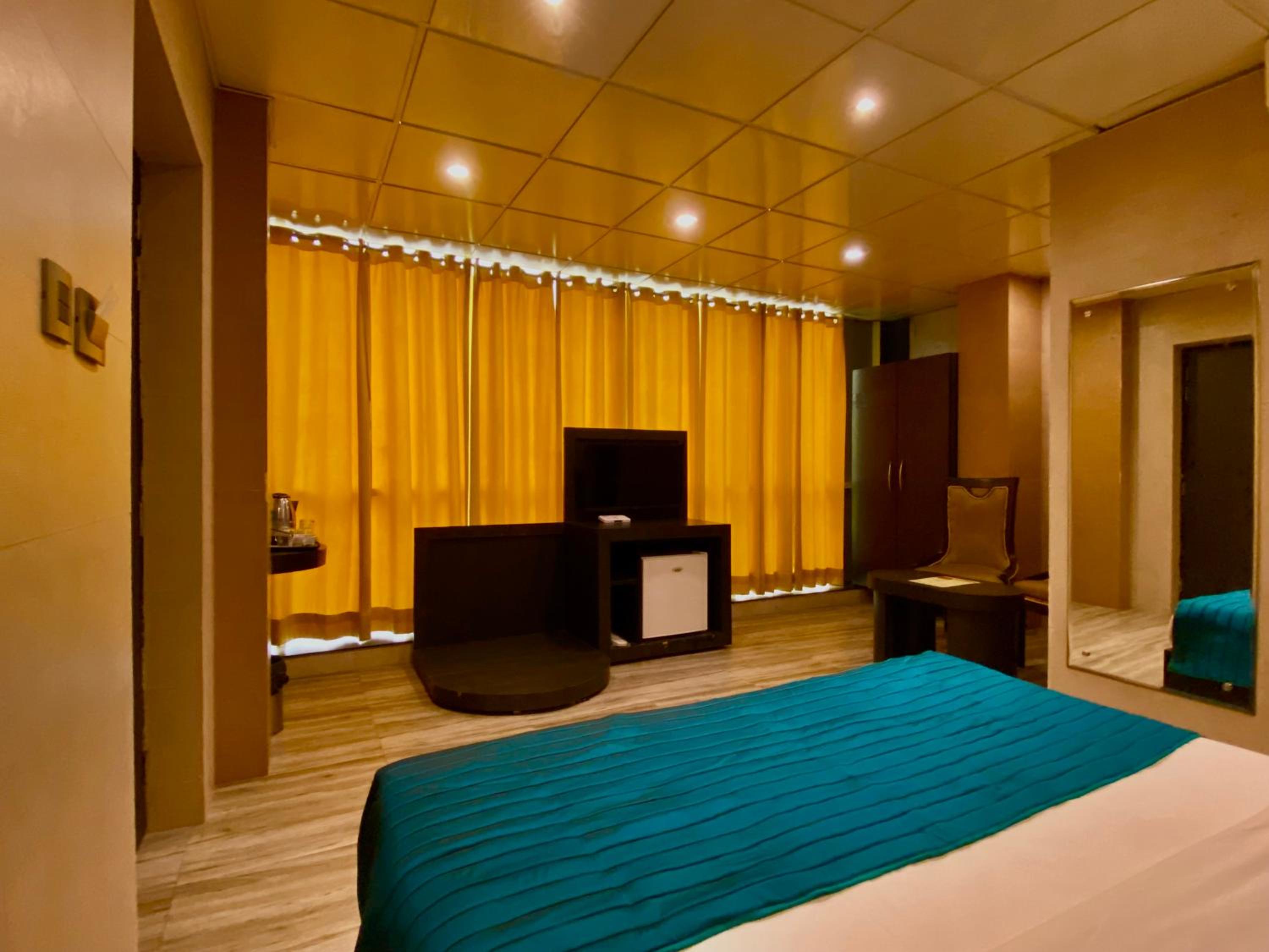 Deluxe Double or Twin Room with City View - Photo 11