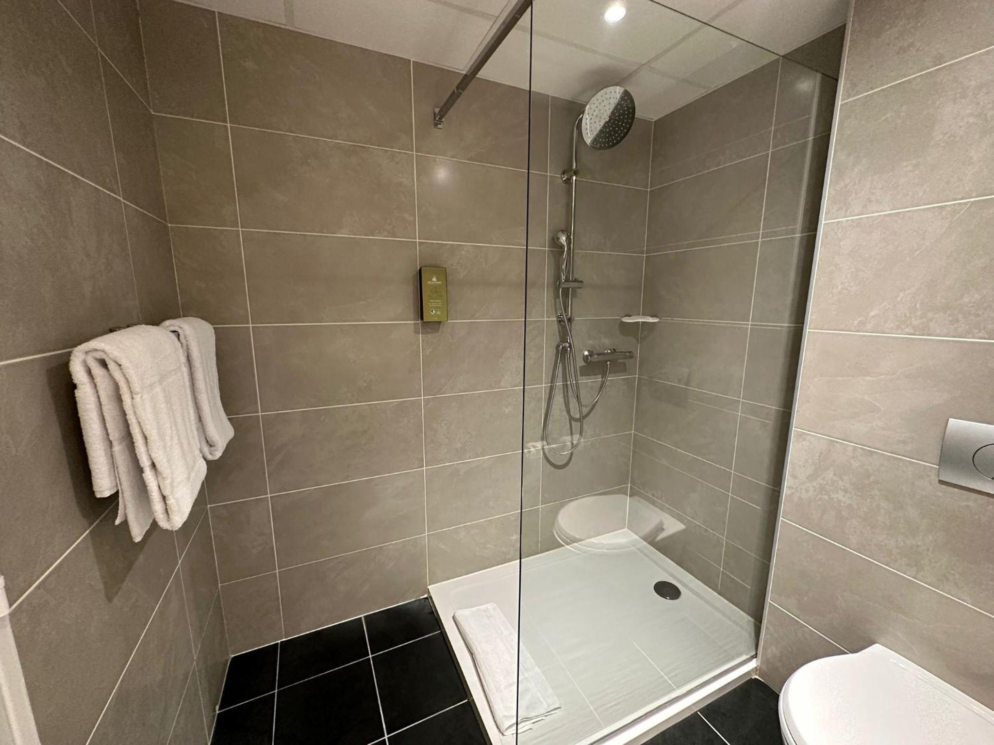 Standard Queen Room - Photo 8