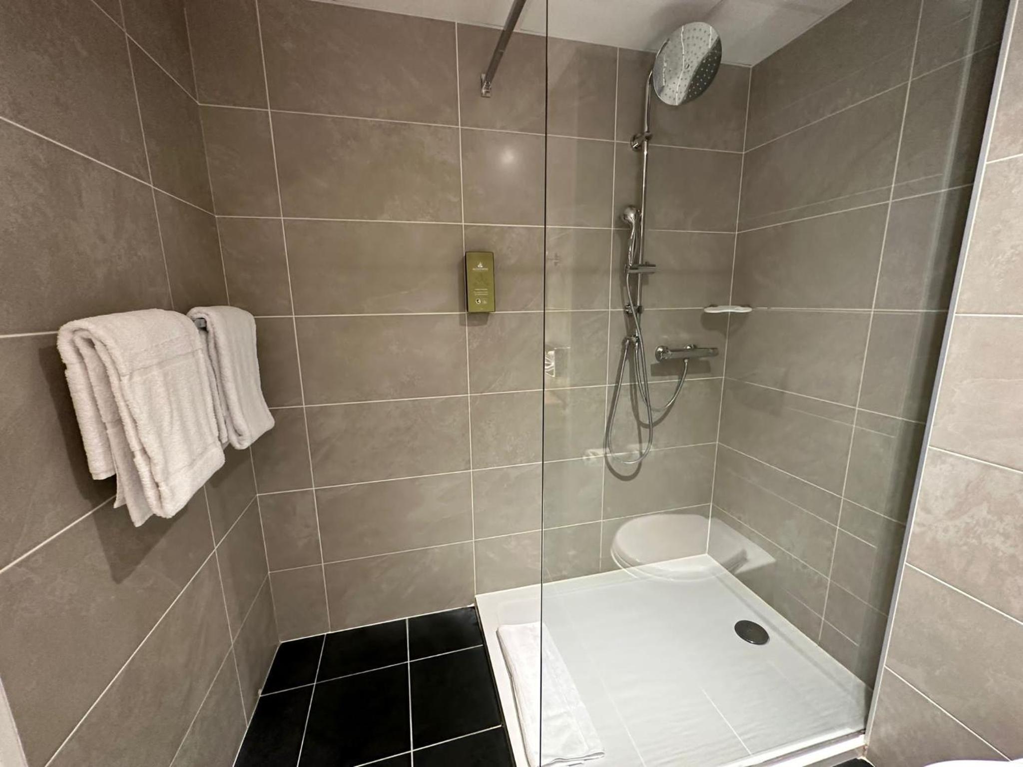 Standard Twin Room - Photo 4
