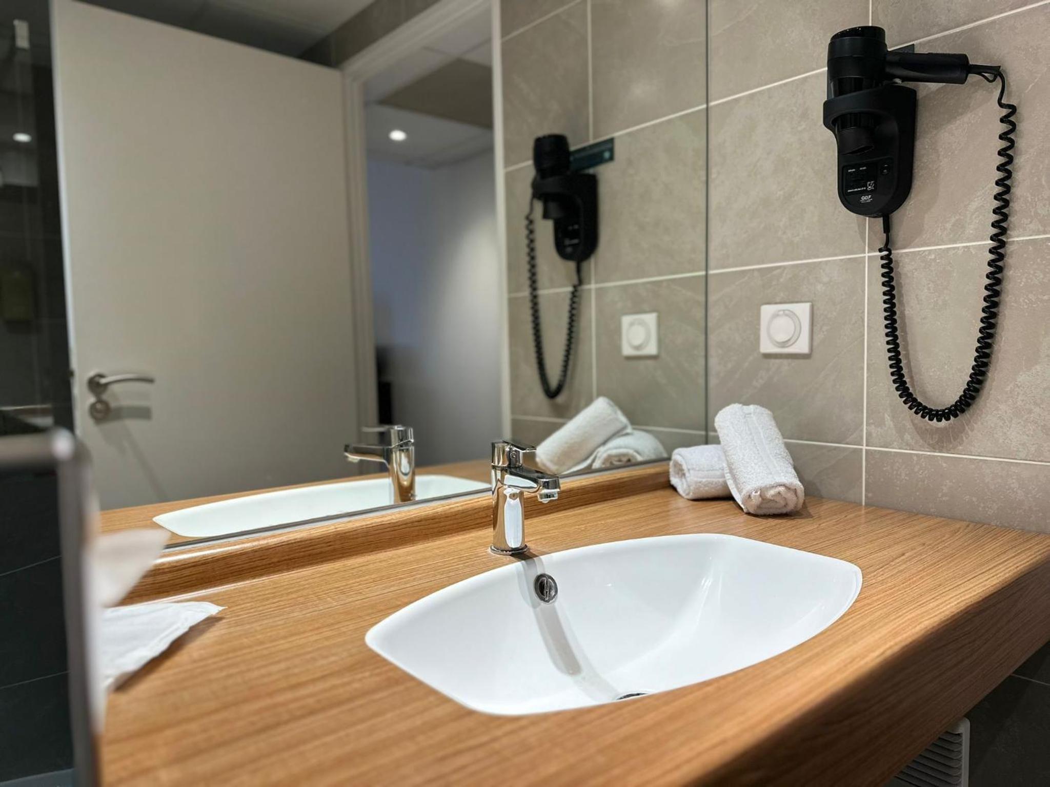 Comfort Queen Room - Photo 8