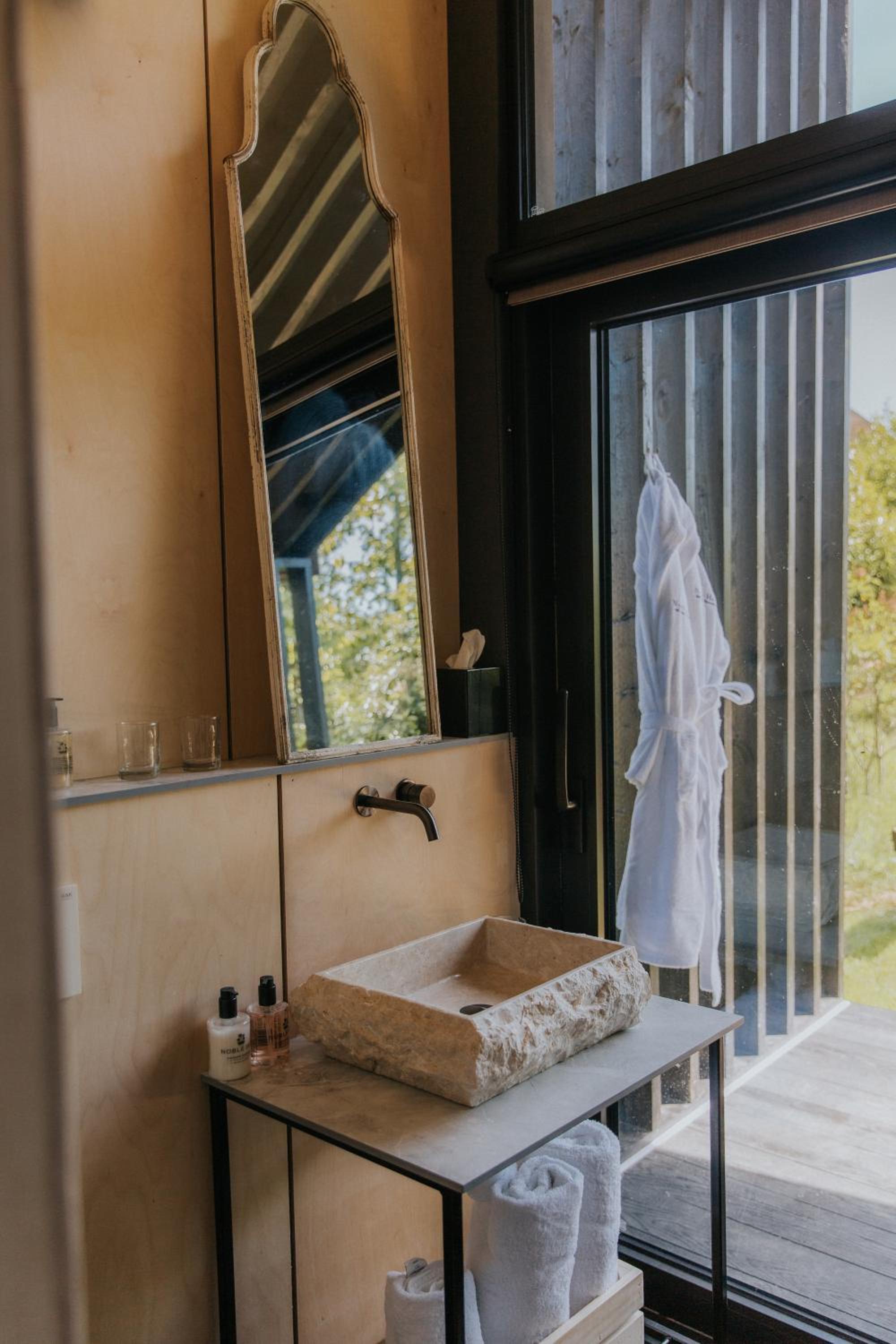Detached Double Garden Room with Hot Tub - Photo 5