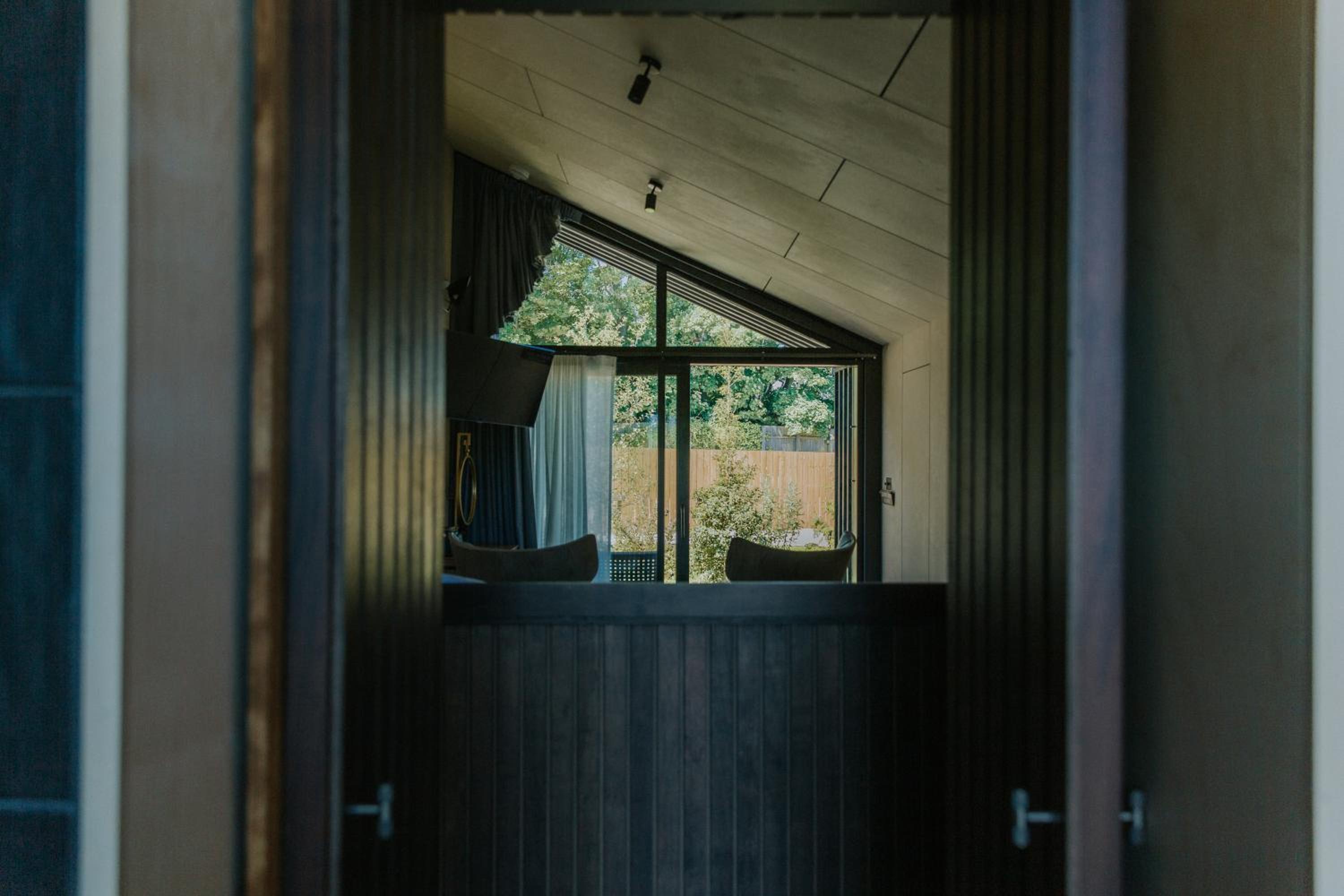 Detached Double Garden Room with Hot Tub - Photo 6