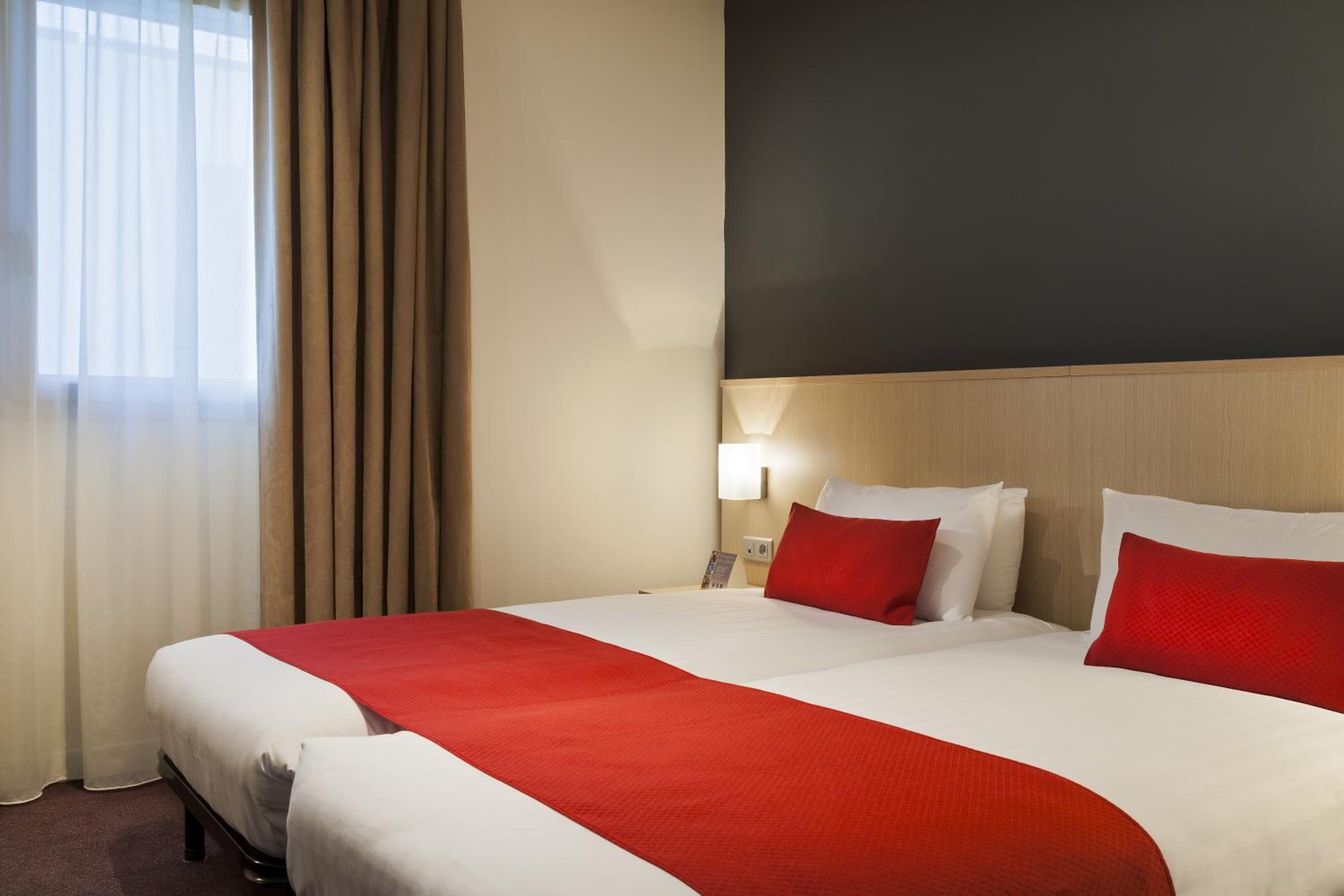 Standard Twin Room - Photo 8