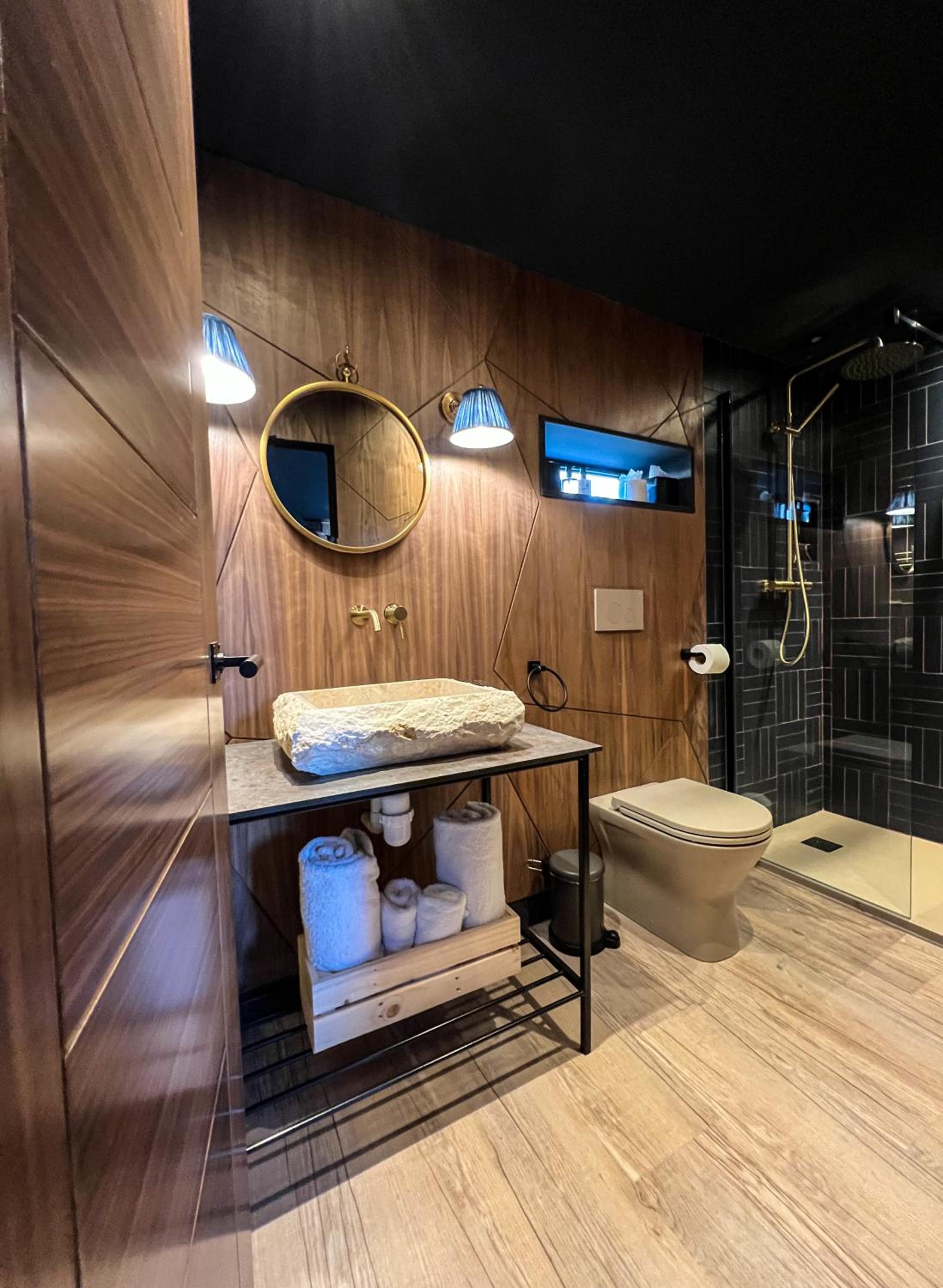 Ultimate Garden Room with Hot Tub - Photo 9