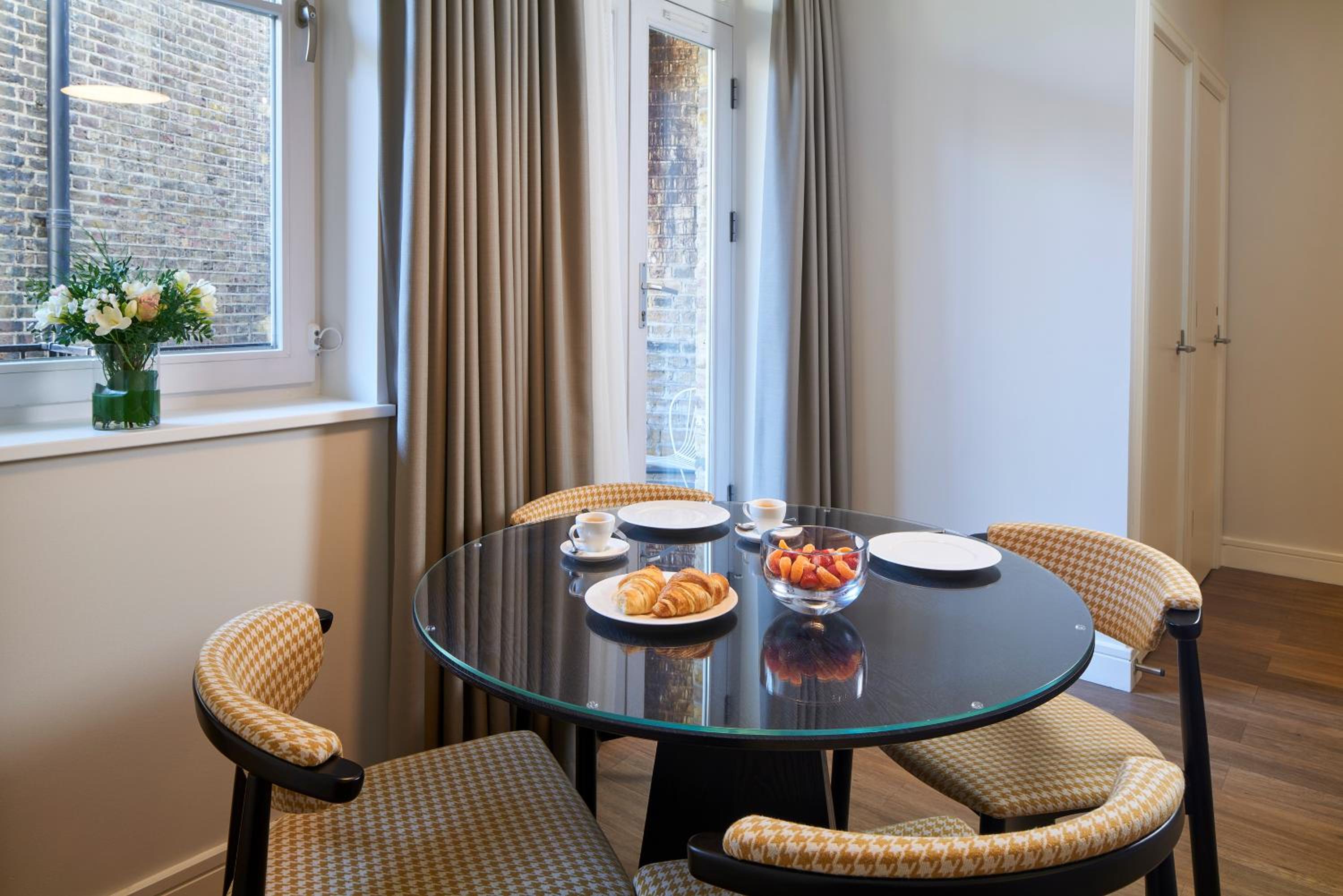 Luxury One Bedroom Apartment with Sofa Bed photo 3