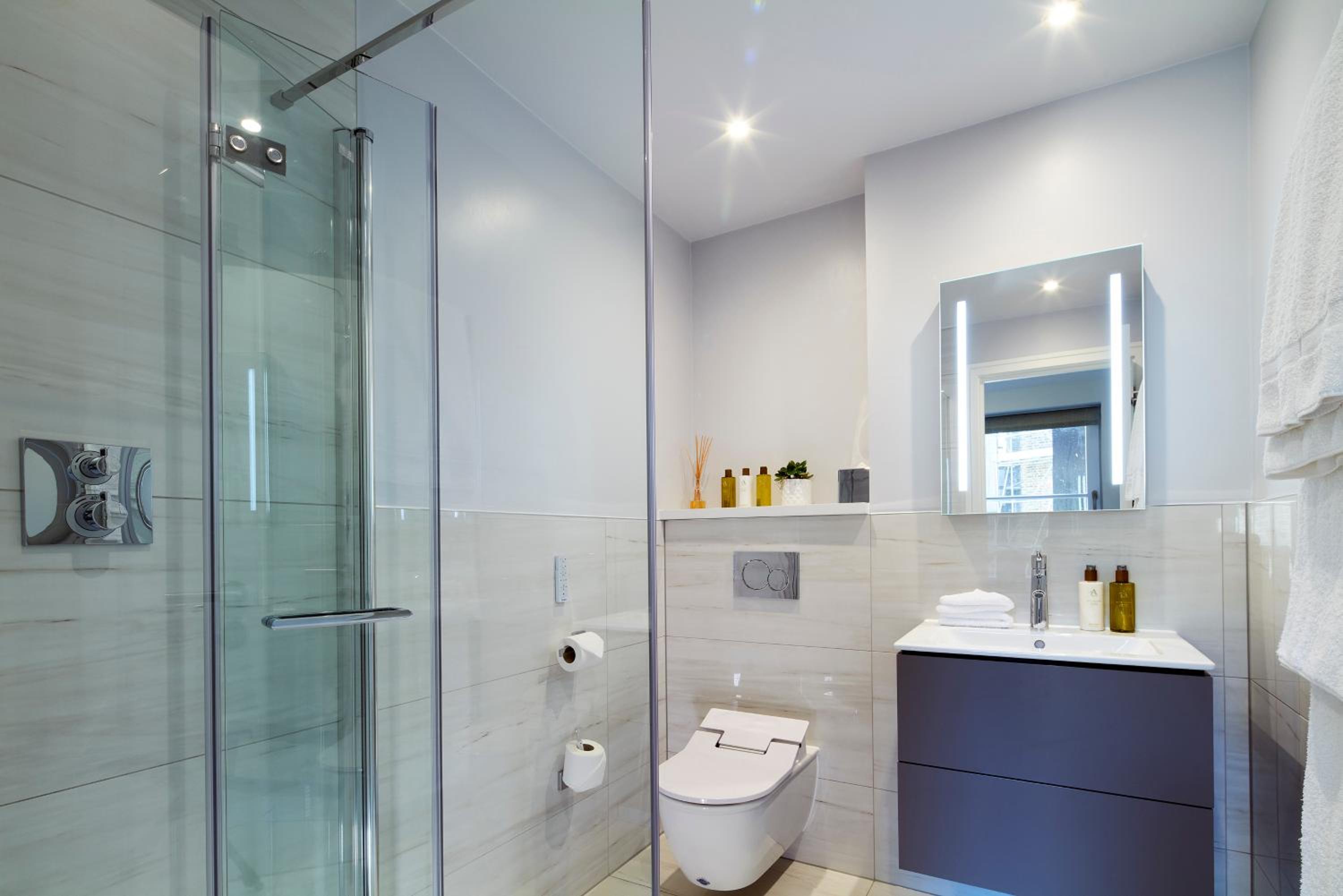 Luxury One Bedroom Open Plan Apartment photo 3