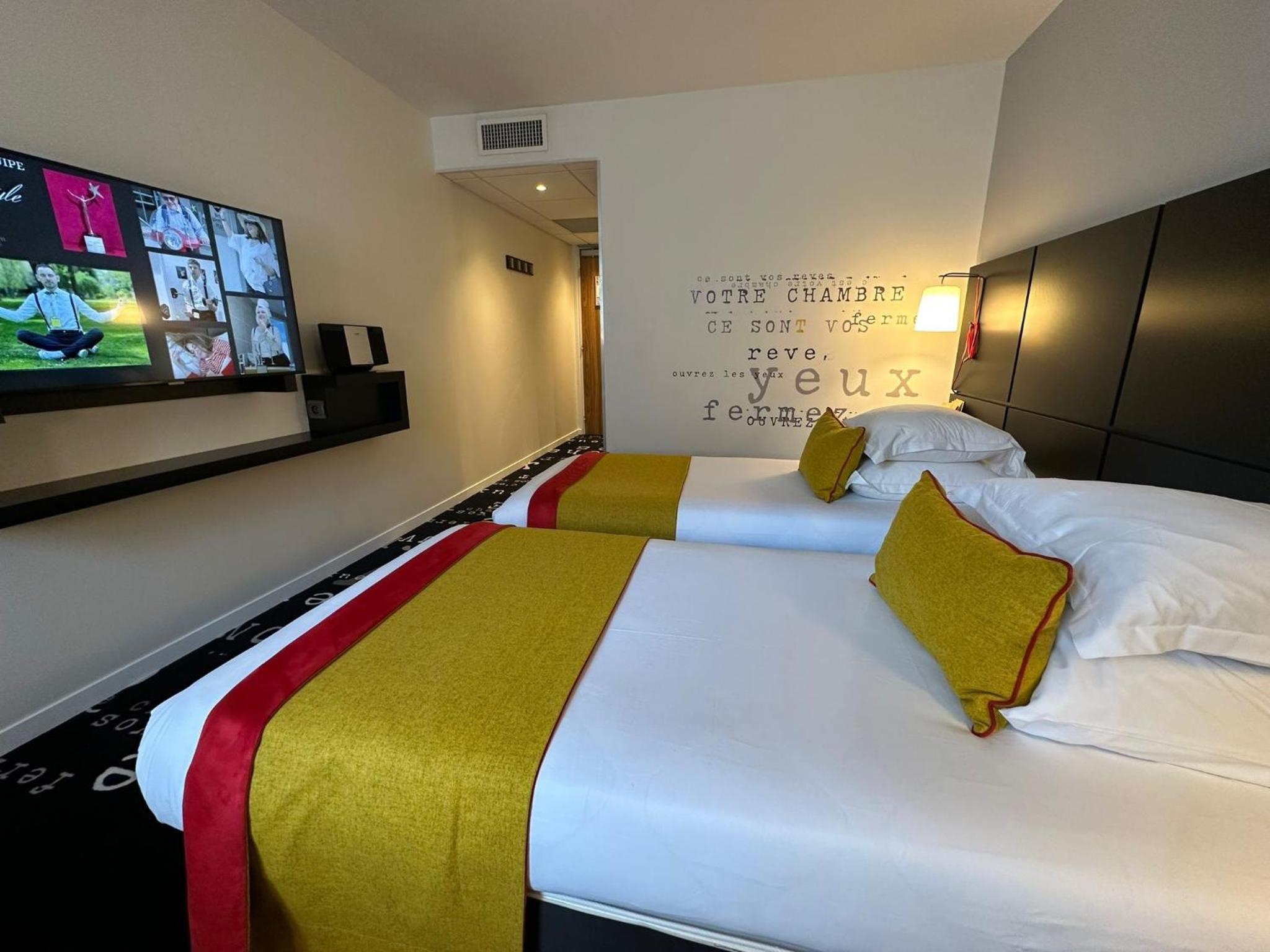 Standard Twin Room - Photo 2