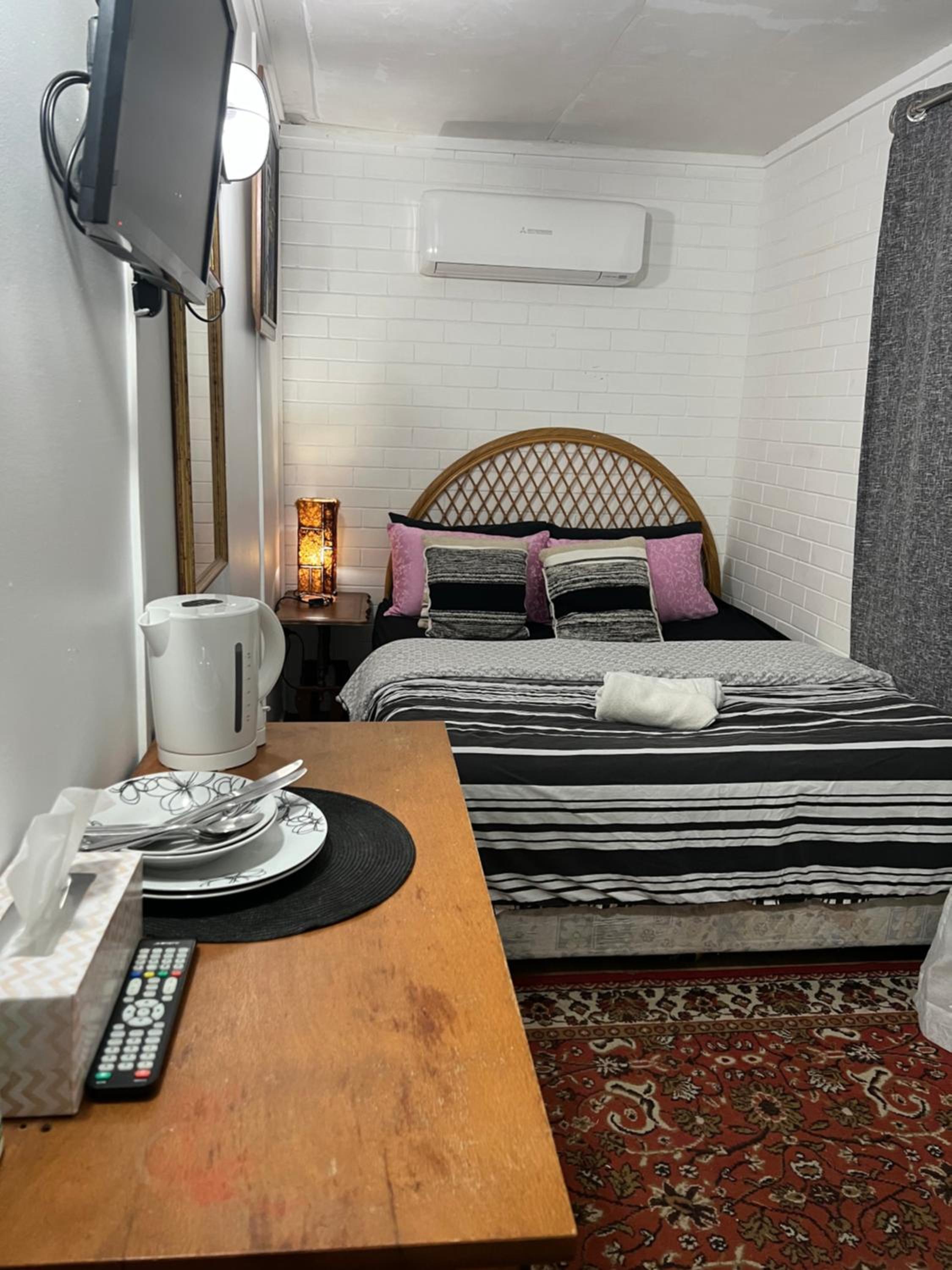 Deluxe Modern Queen Room