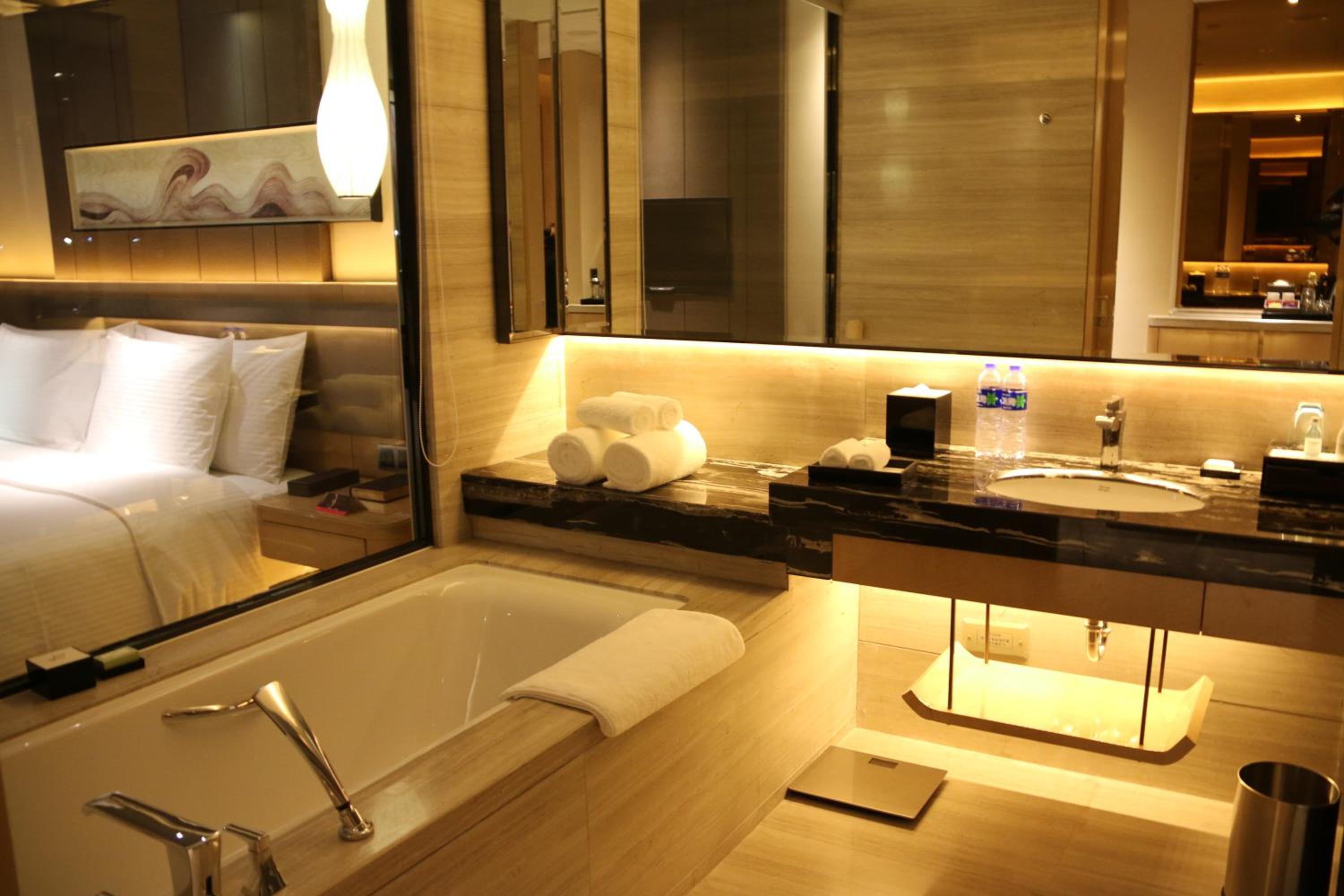 Deluxe King Room photo 3