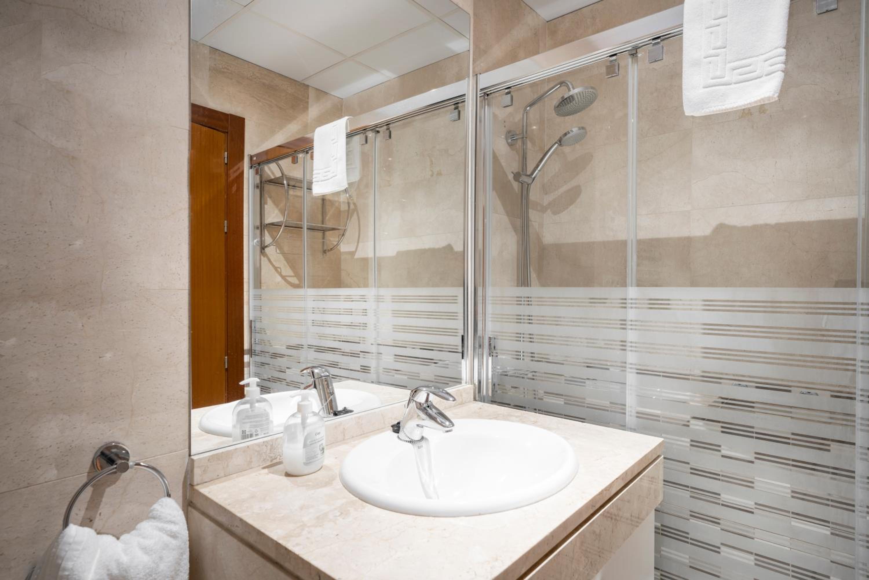 Suite with Terrace - Photo 28