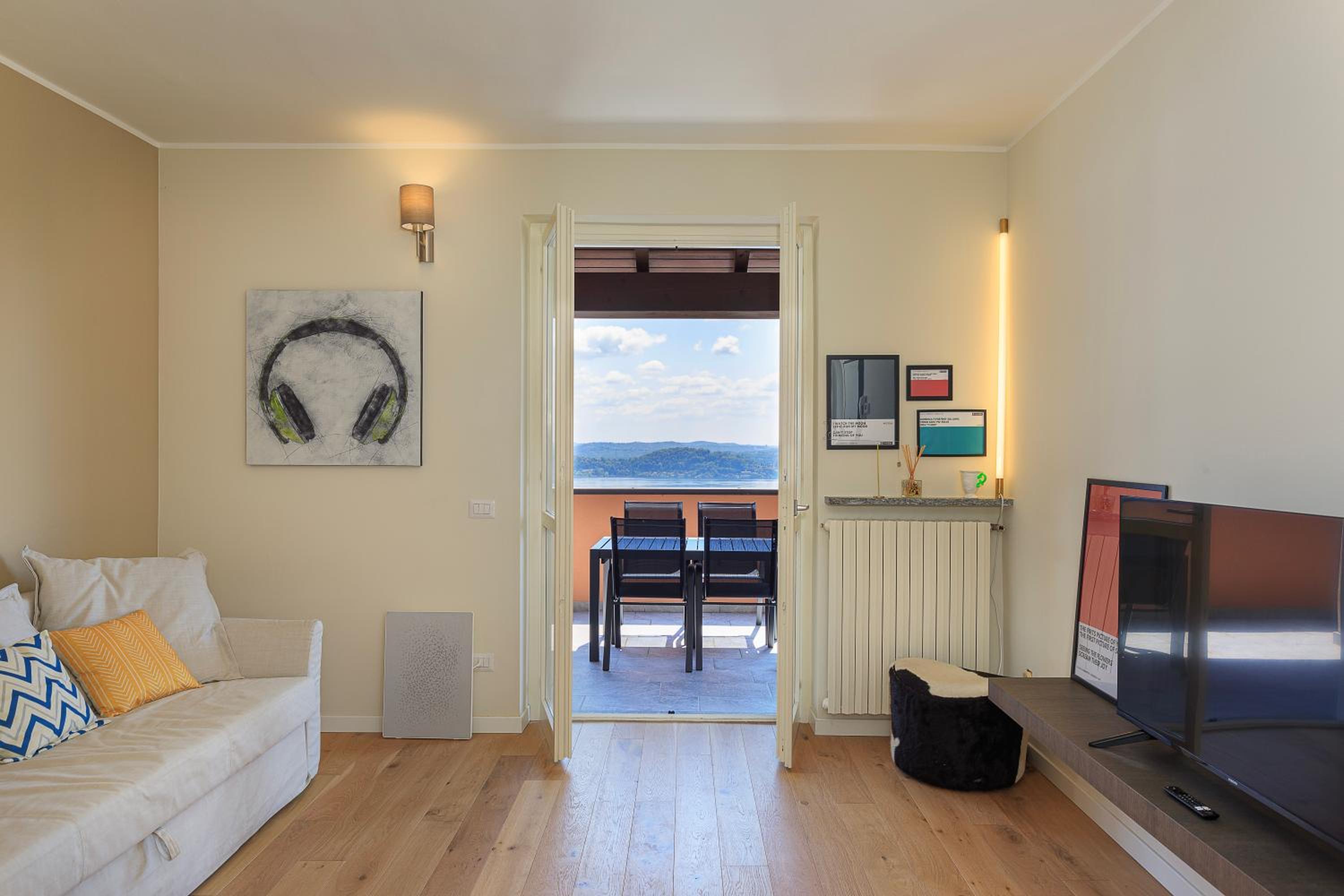 Apartment With Lake View