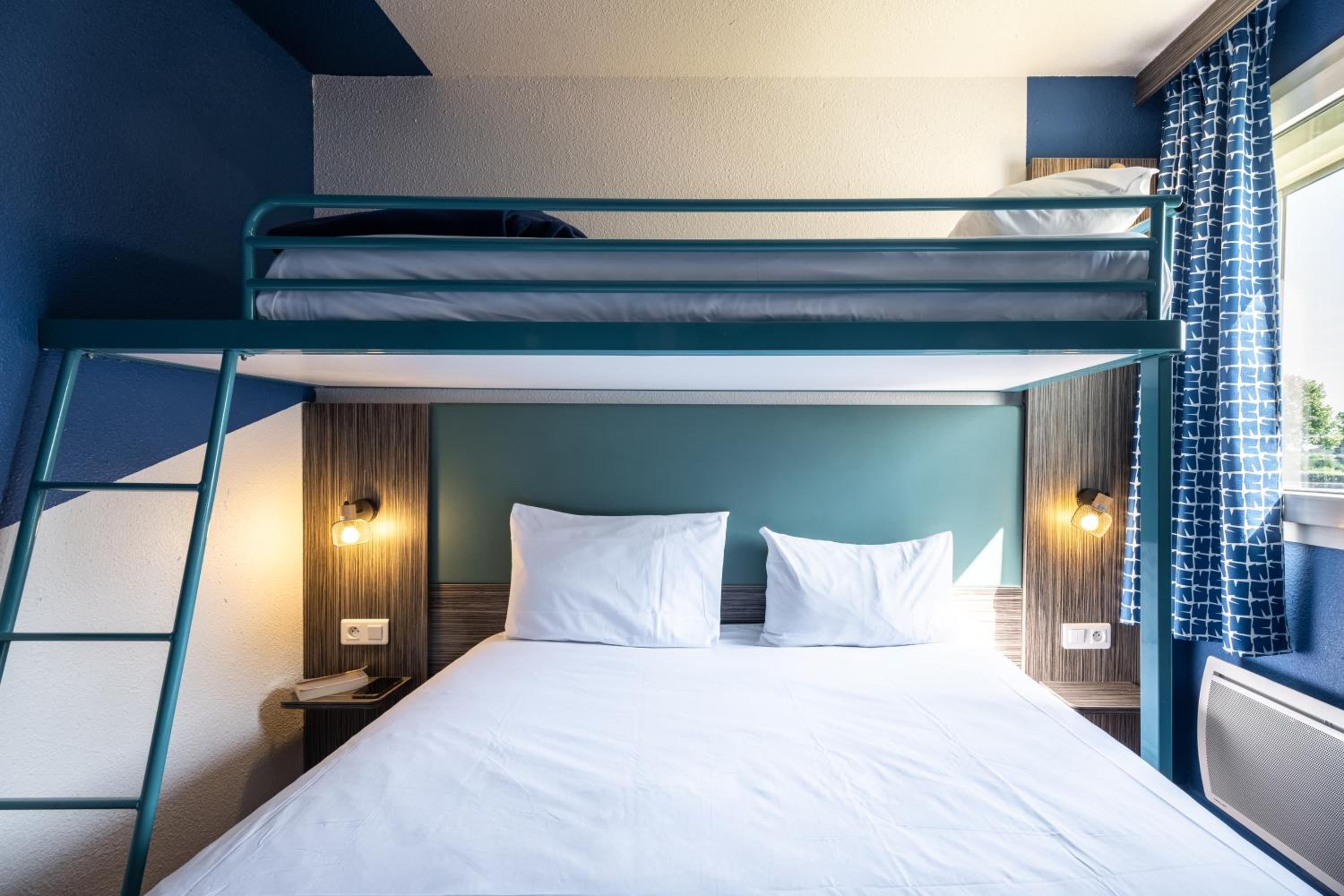 Double Pop Room with Single Bed