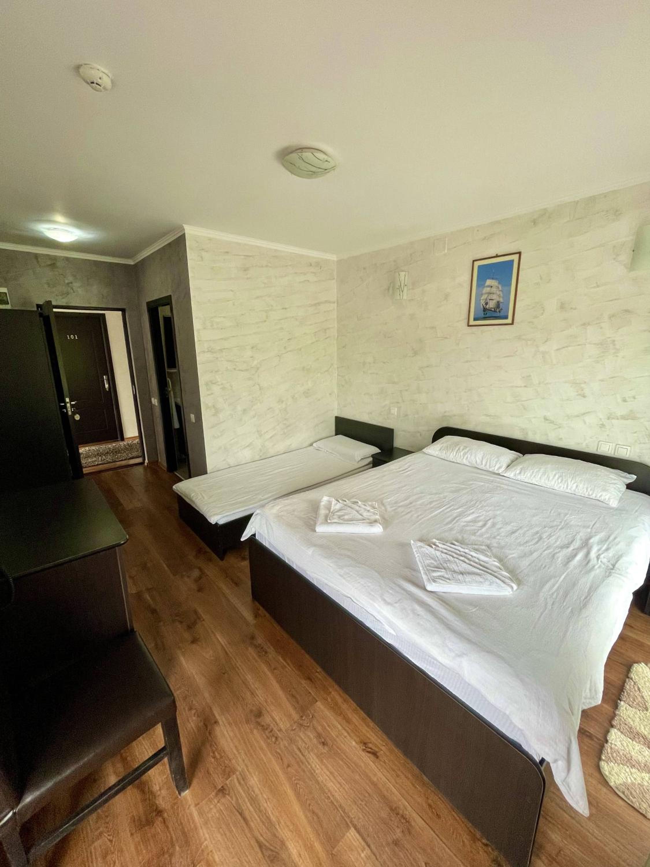 Double Room With Private Bathroom photo 2