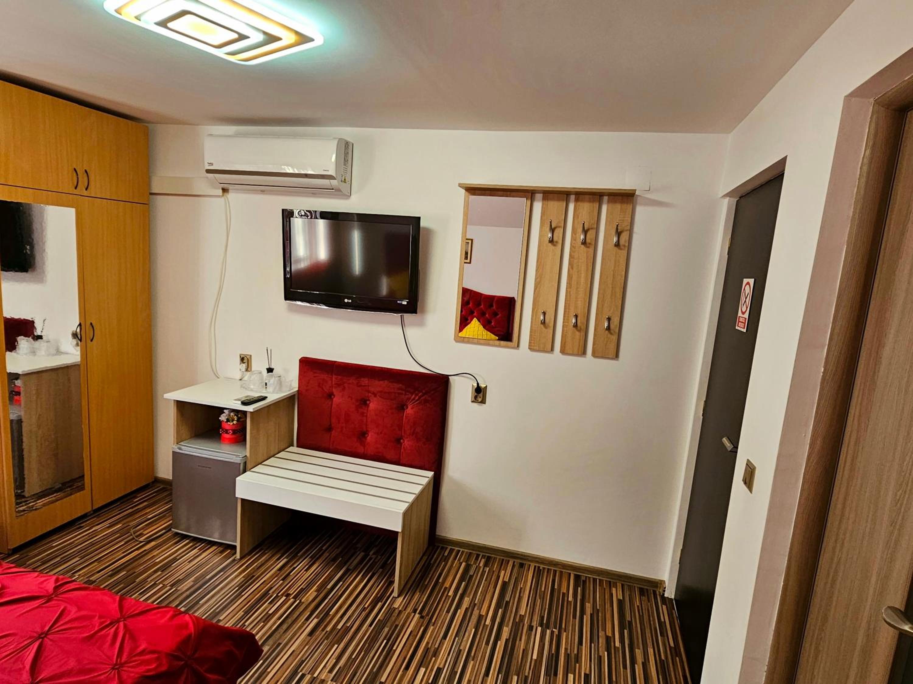 Double Room with Balcony - Photo 2